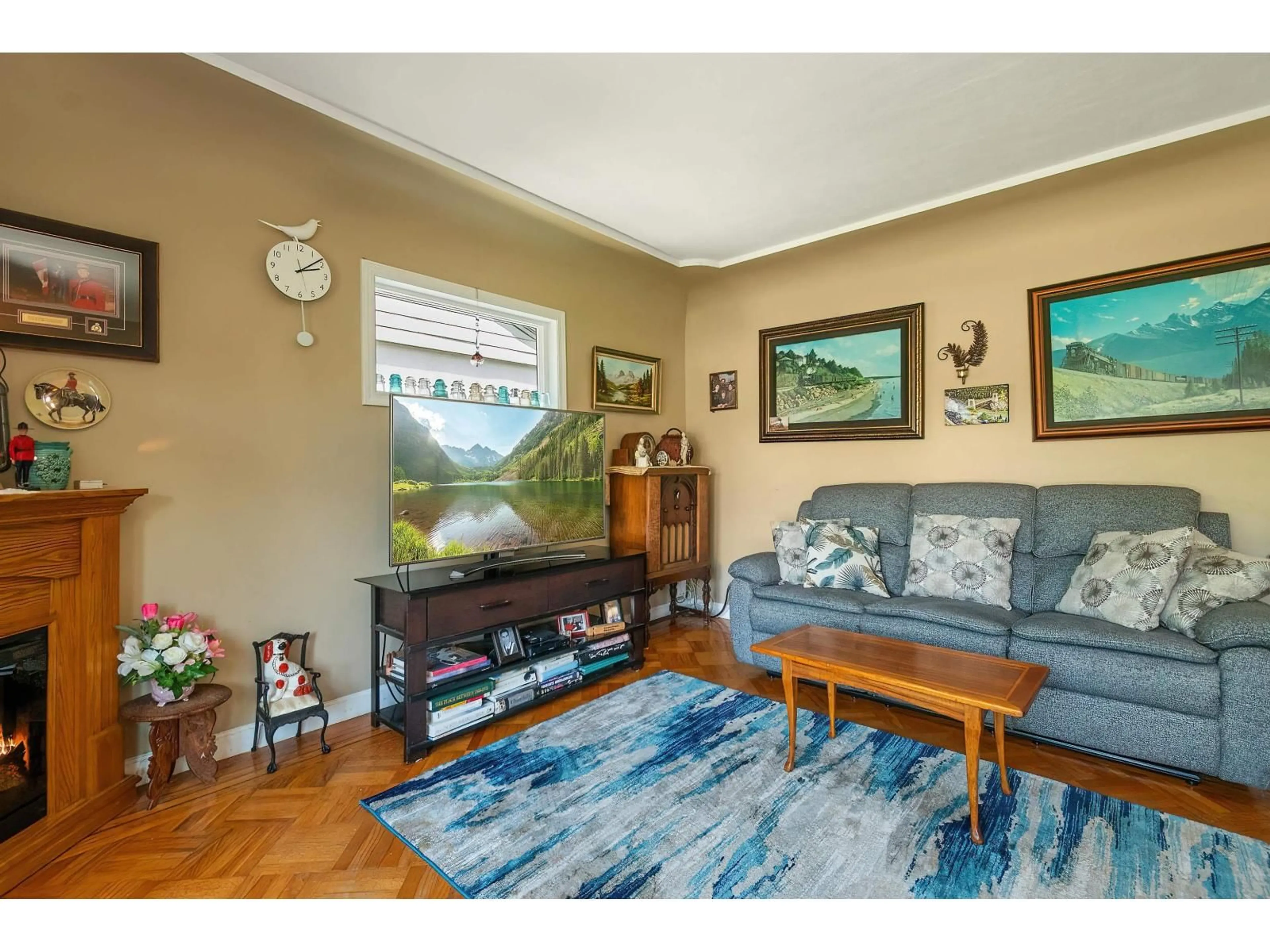 Living room with furniture, wood/laminate floor for 45644 HERRON AVENUE, Chilliwack British Columbia V2P3G9