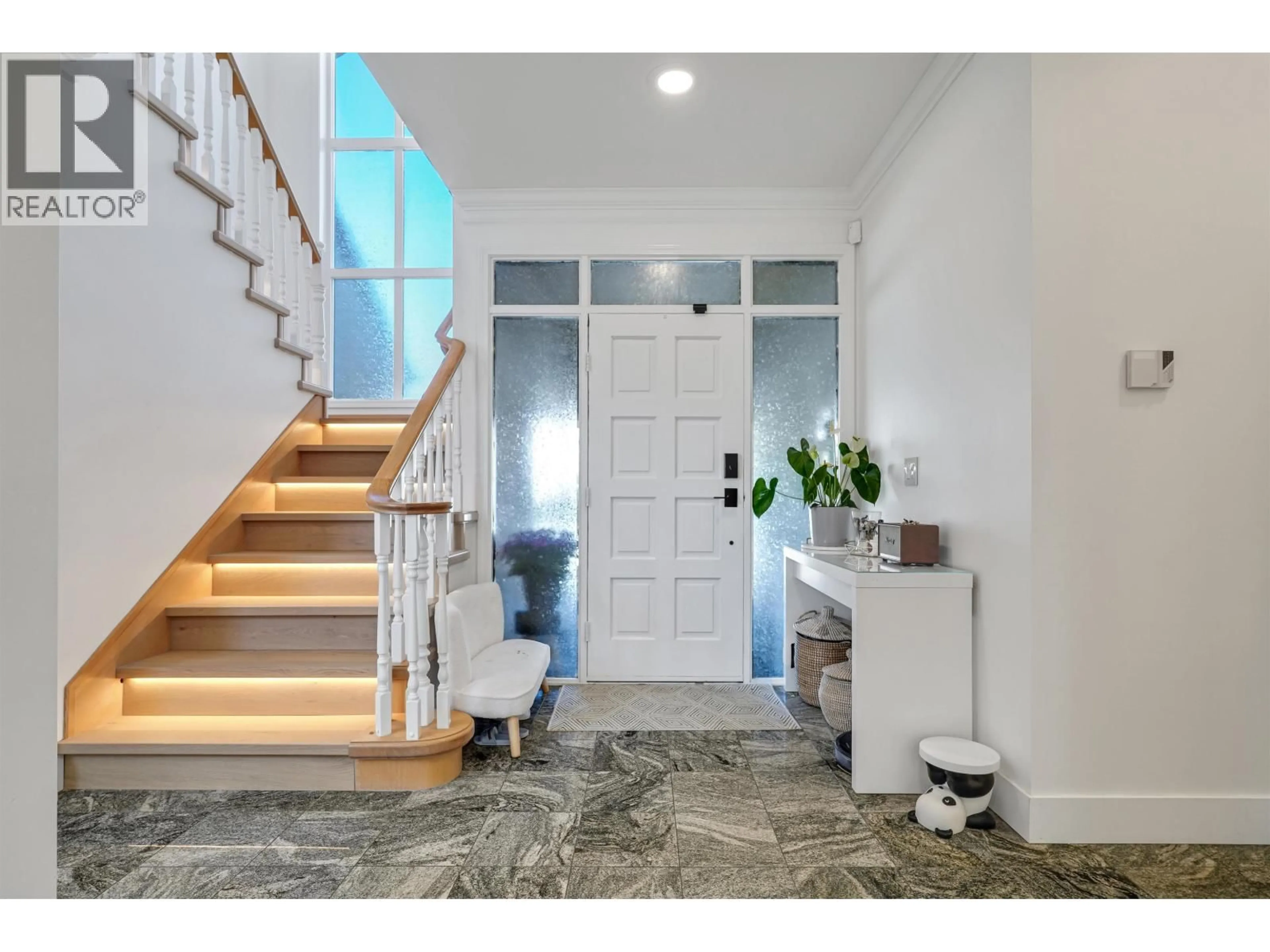 Indoor entryway for 3240 WESTMINSTER HIGHWAY, Richmond British Columbia V7C5R1