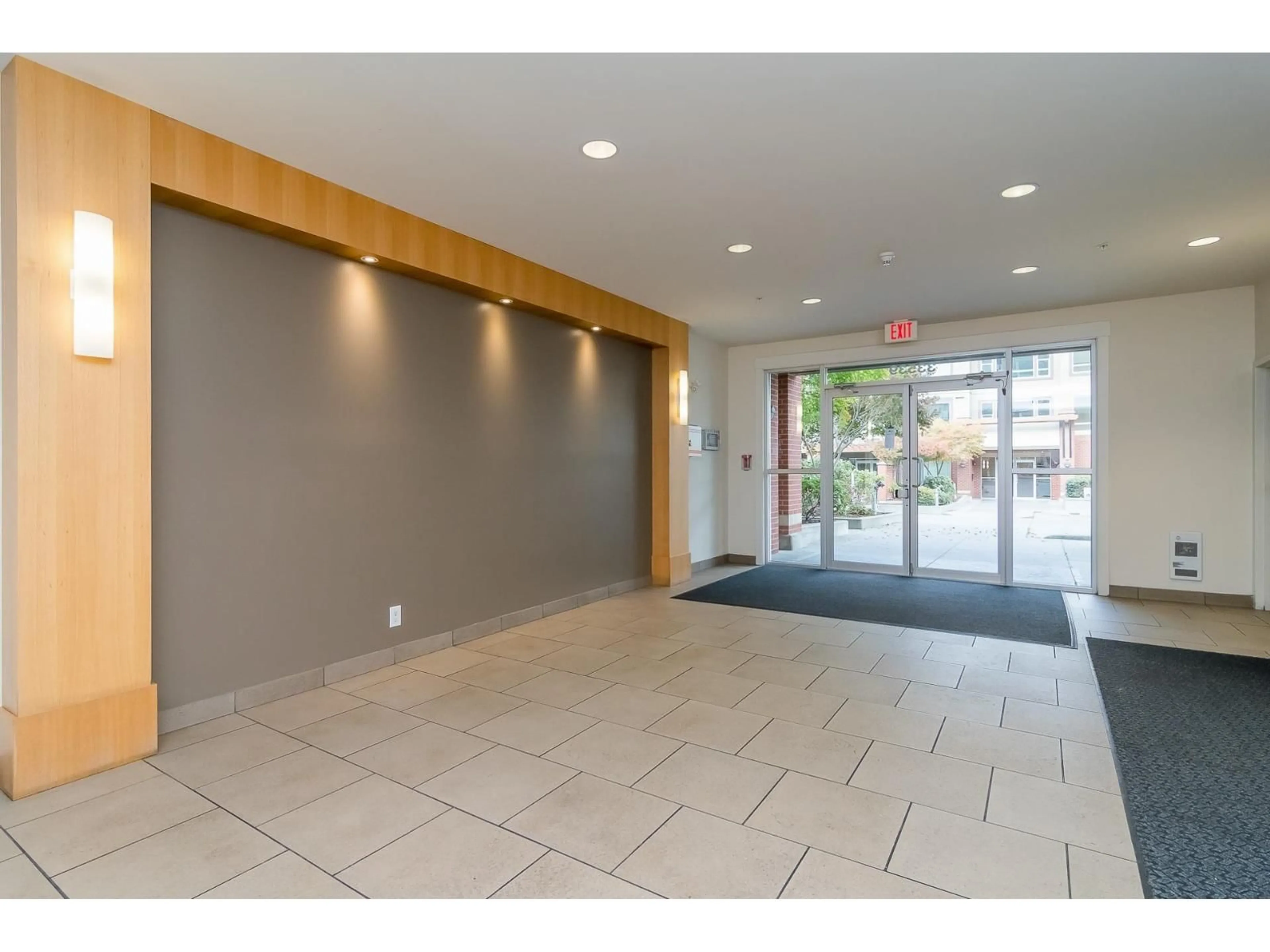 Indoor foyer for 117 - 33539 HOLLAND, Abbotsford British Columbia V2S0C6