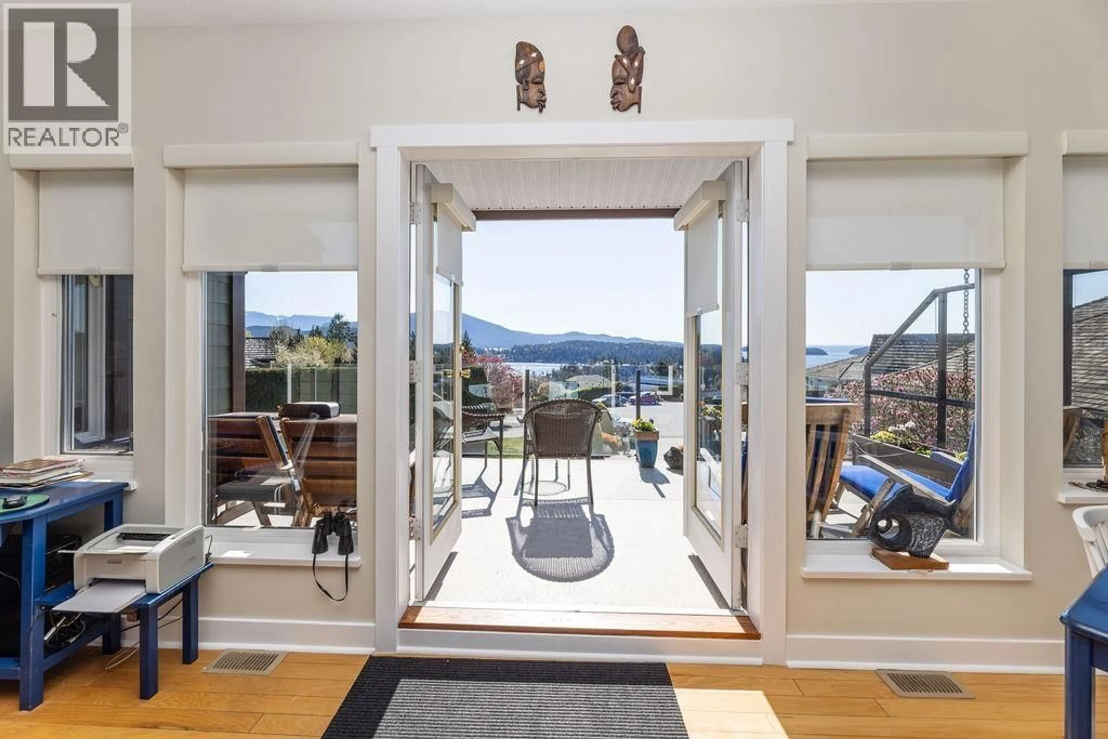Indoor foyer for 802 OCEANMOUNT BOULEVARD, Gibsons British Columbia V0N1V8