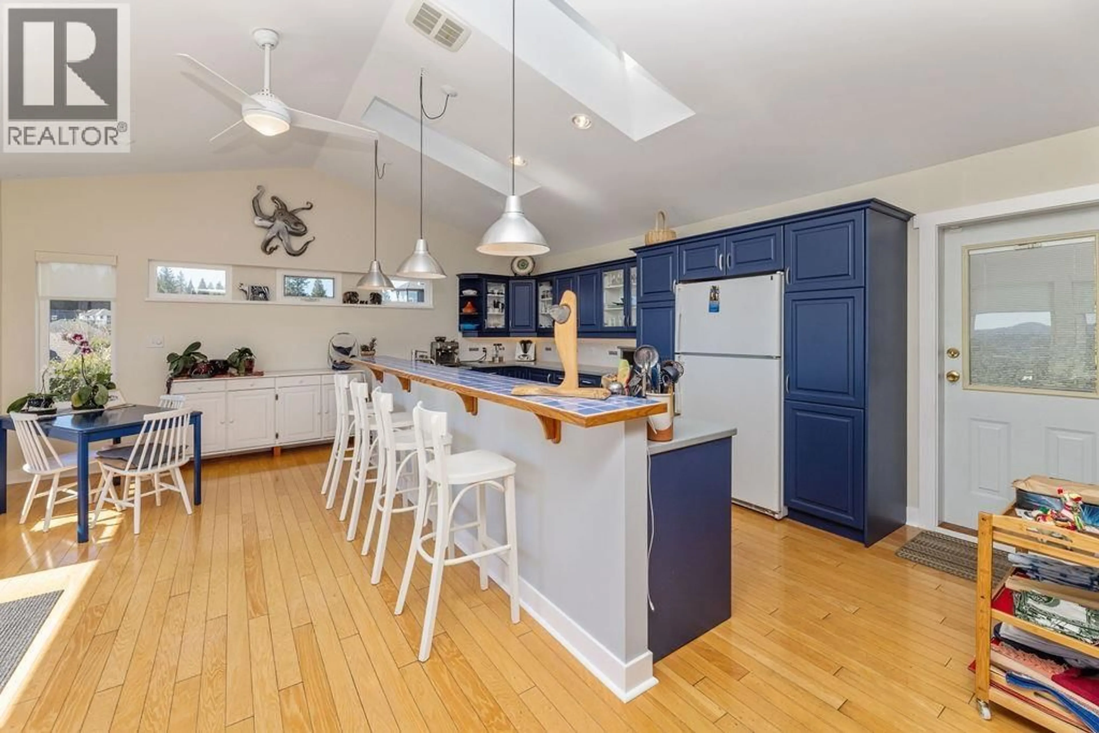 Open concept kitchen, unknown for 802 OCEANMOUNT BOULEVARD, Gibsons British Columbia V0N1V8