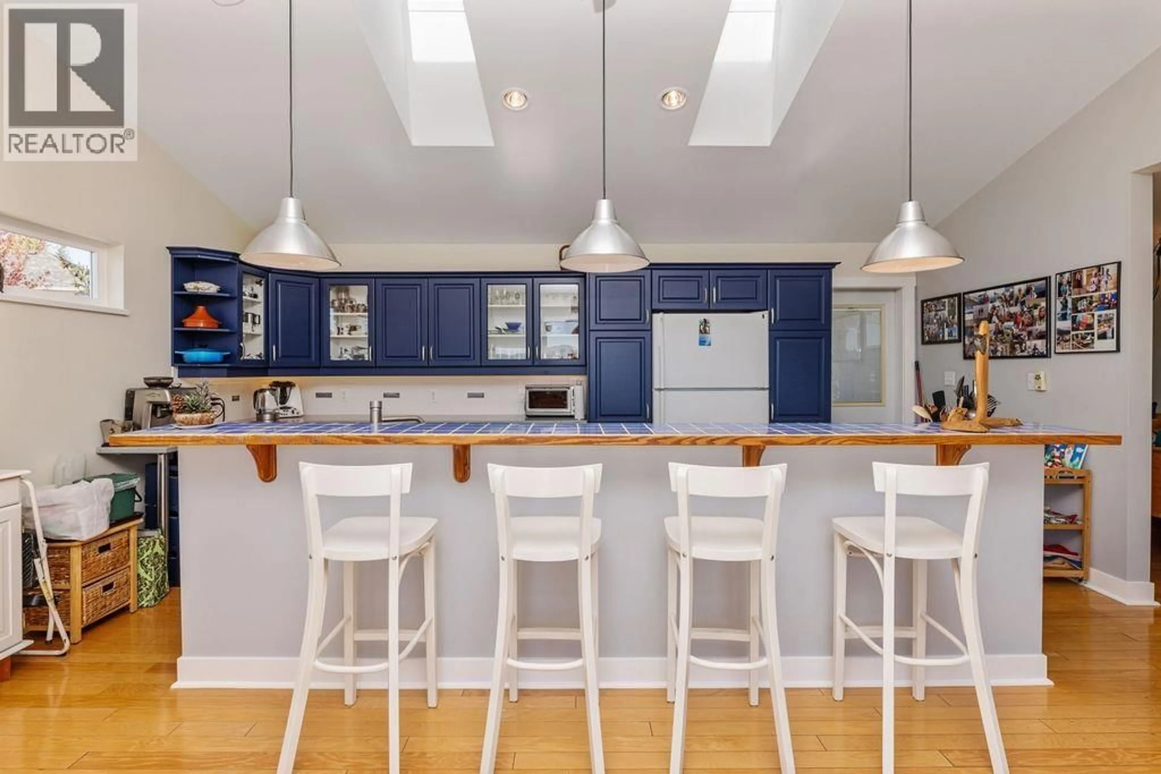Open concept kitchen, ceramic/tile floor for 802 OCEANMOUNT BOULEVARD, Gibsons British Columbia V0N1V8