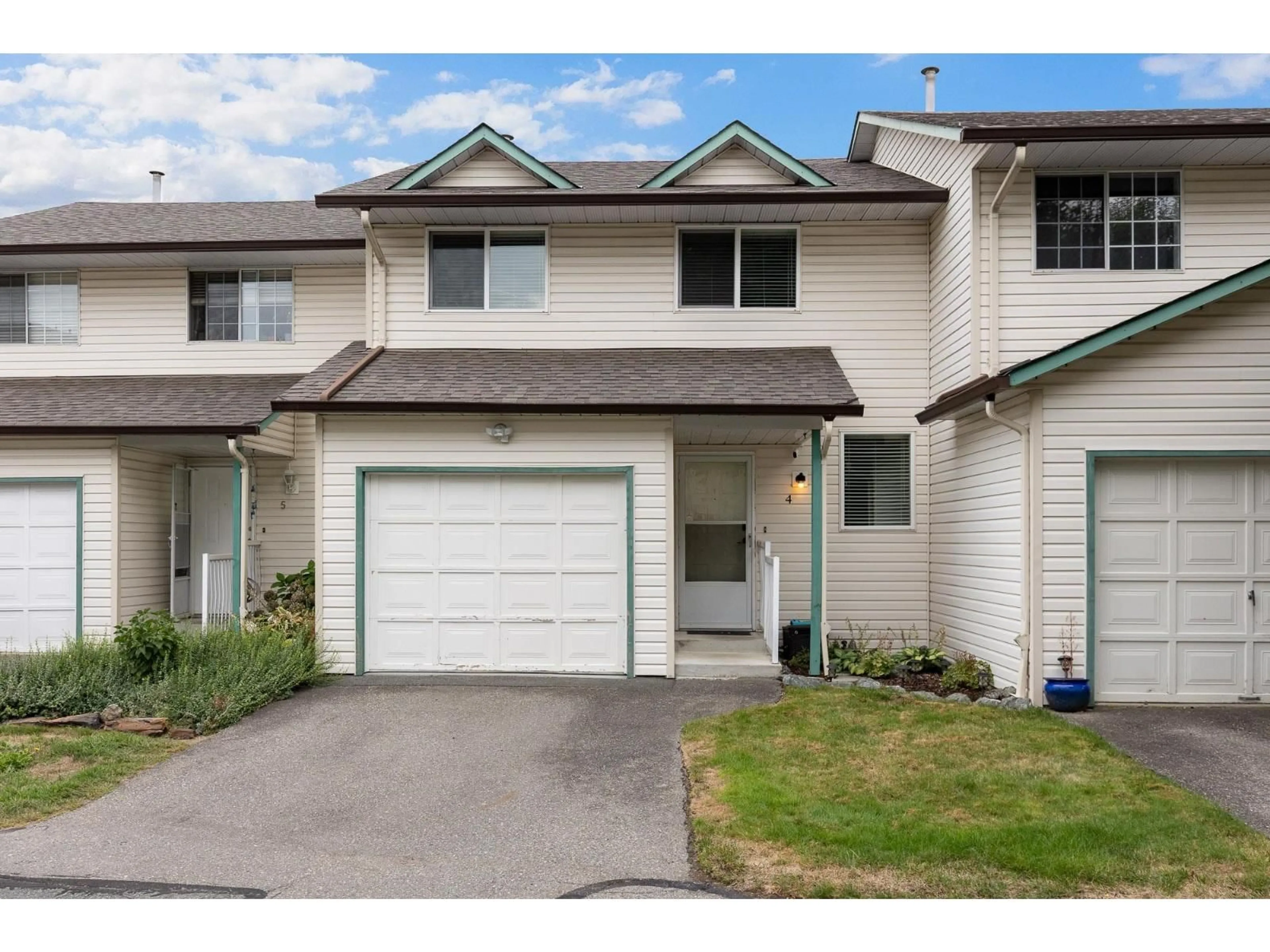 Home with vinyl exterior material, street for 4 - 45640 STOREY AVENUE, Chilliwack British Columbia V2R3C5