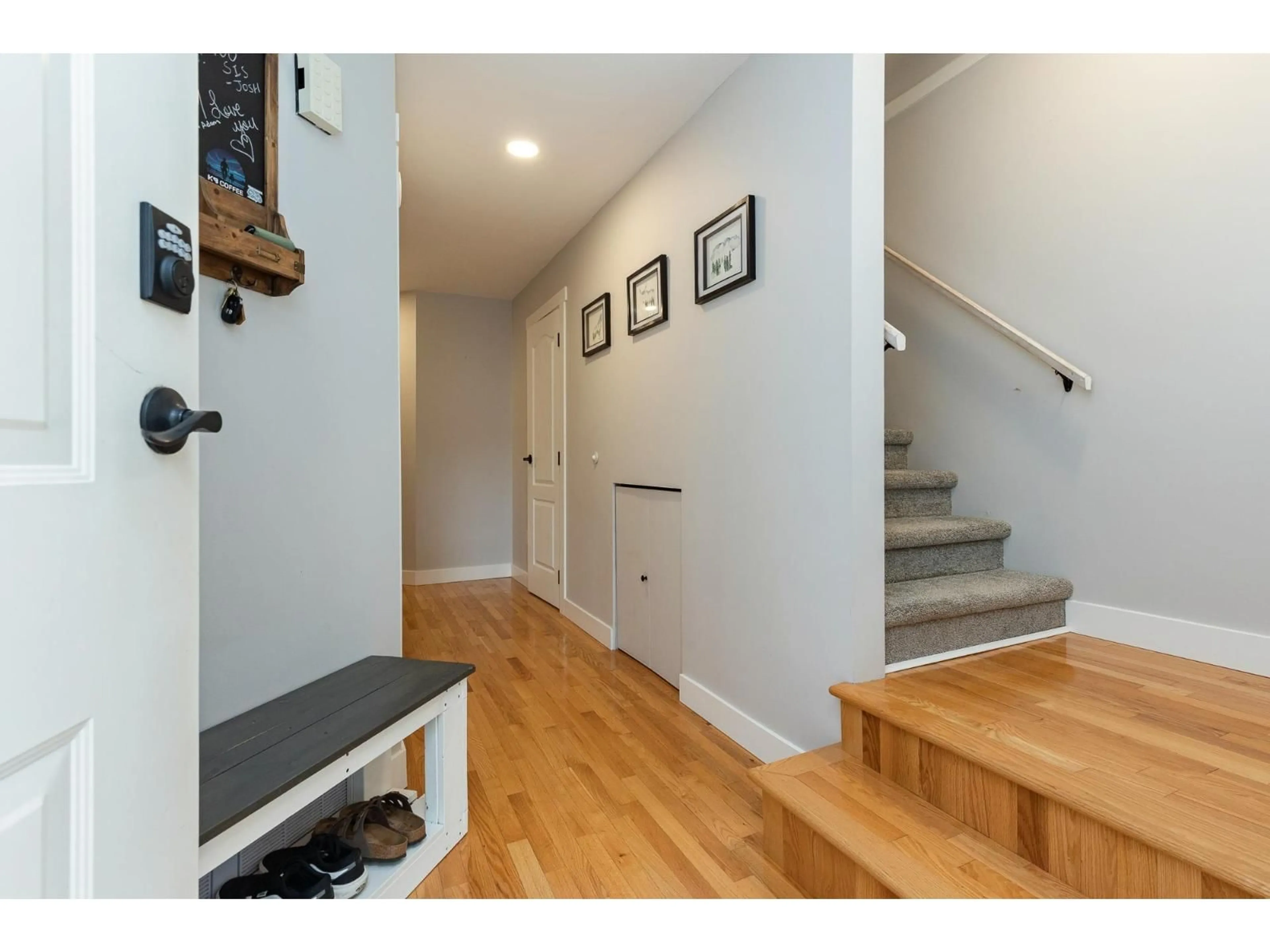 Indoor entryway for 4 - 45640 STOREY AVENUE, Chilliwack British Columbia V2R3C5