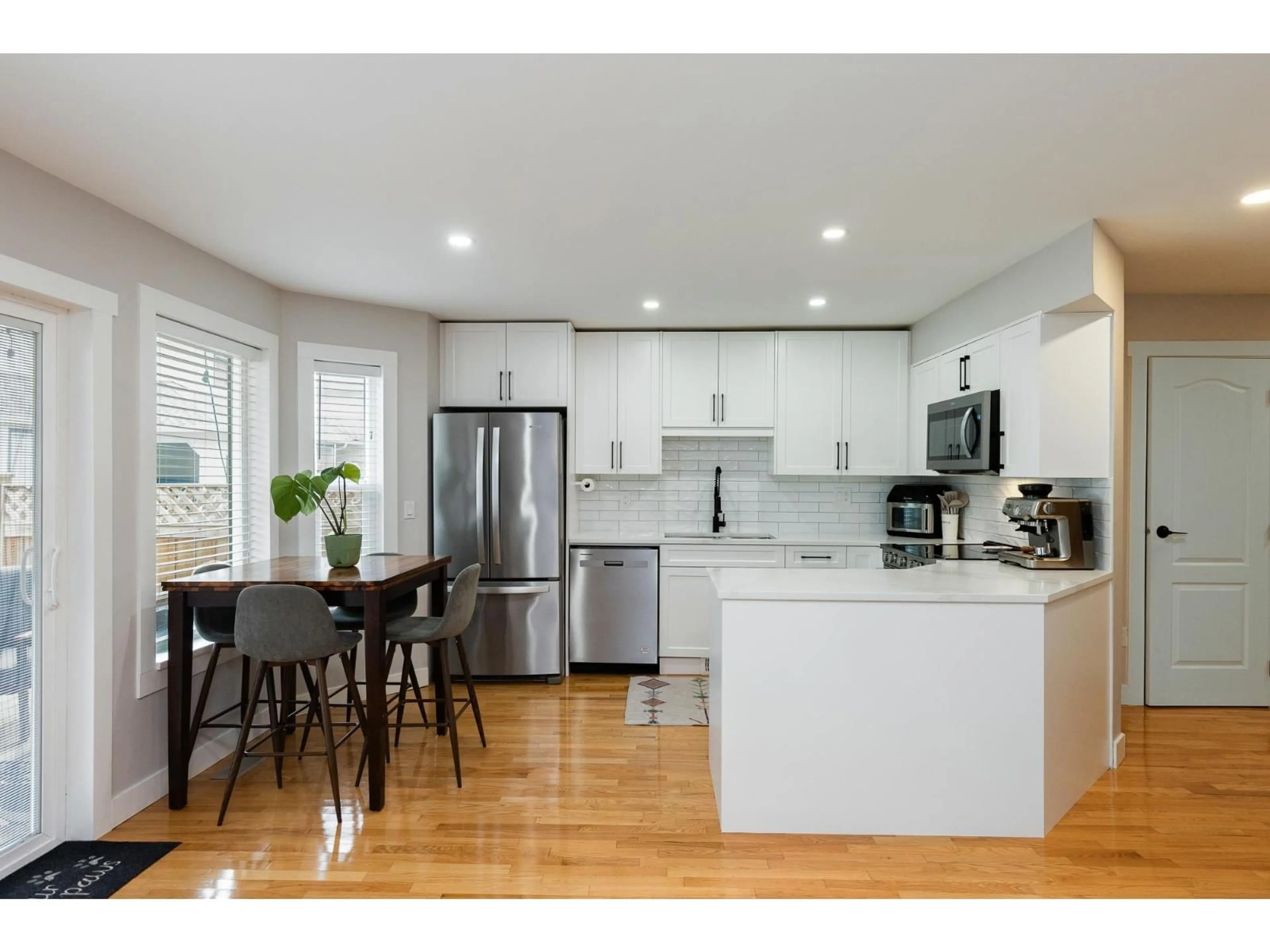 Open concept kitchen, wood/laminate floor for 4 - 45640 STOREY AVENUE, Chilliwack British Columbia V2R3C5