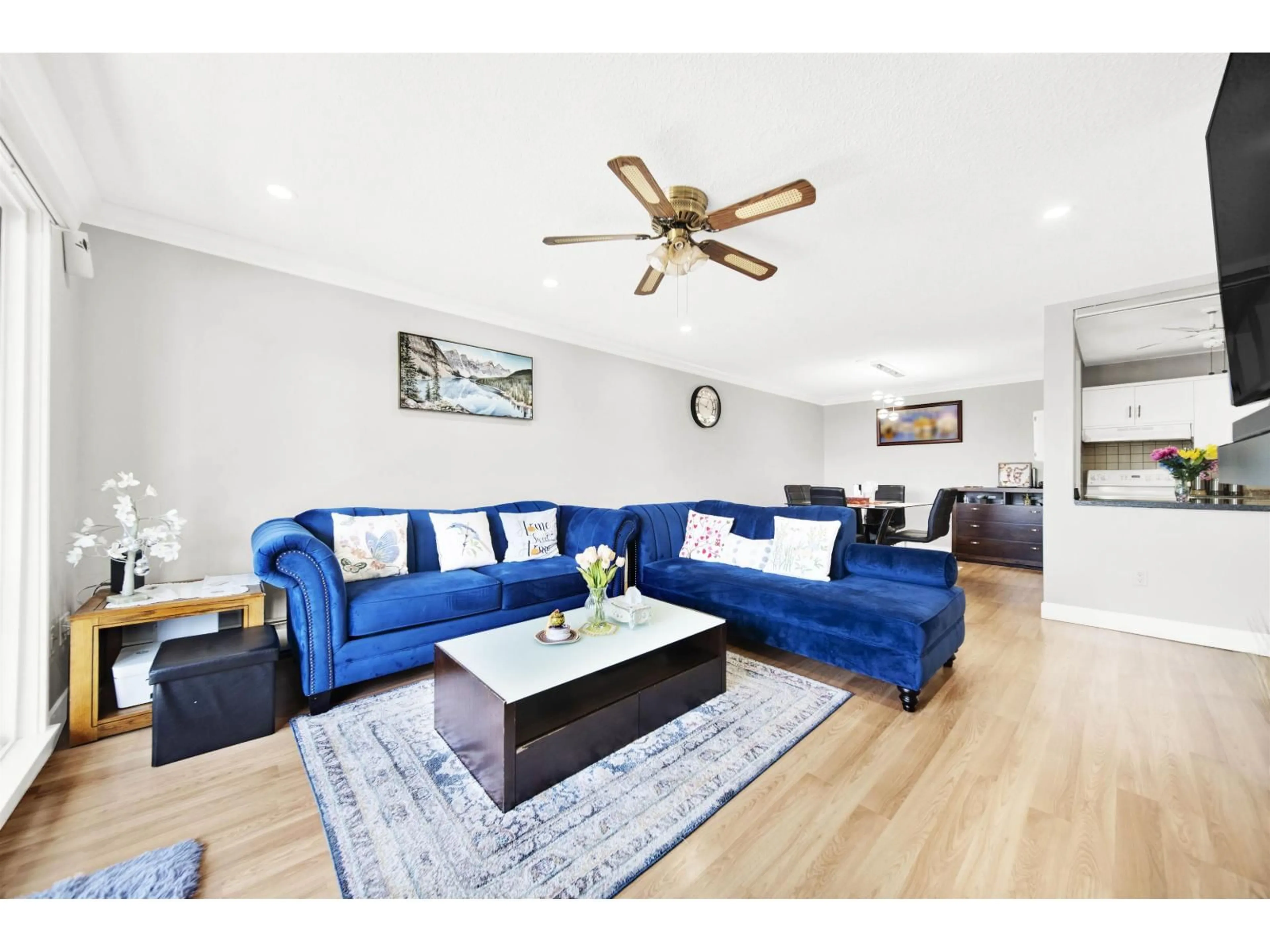 Living room with furniture, wood/laminate floor for 209 - 1830 SOUTHMERE EAST, Surrey British Columbia V4A9C2