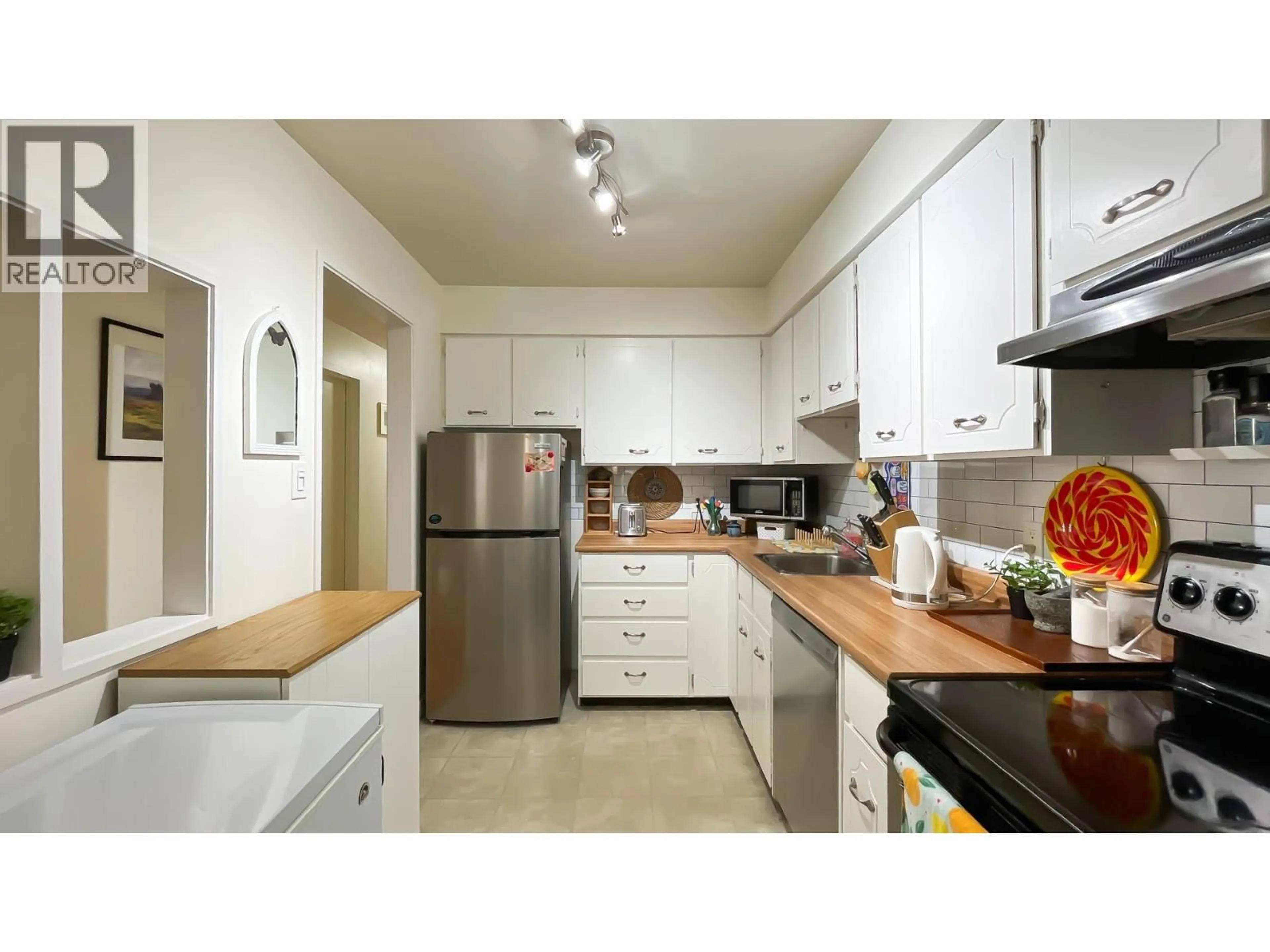 Standard kitchen, wood/laminate floor for 207 - 327 NINTH STREET, New Westminster British Columbia V3M3V8