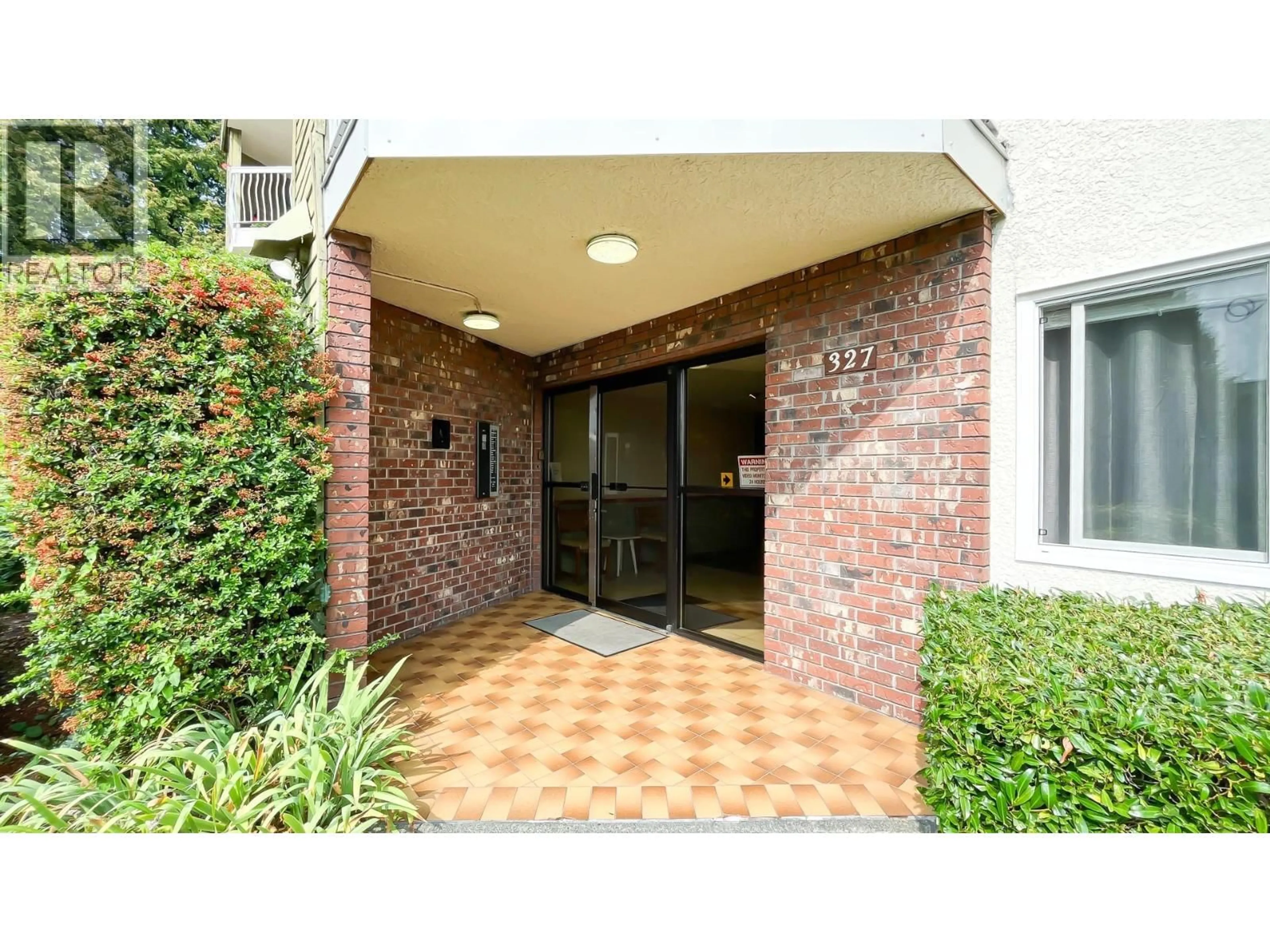 Indoor foyer for 207 - 327 NINTH STREET, New Westminster British Columbia V3M3V8