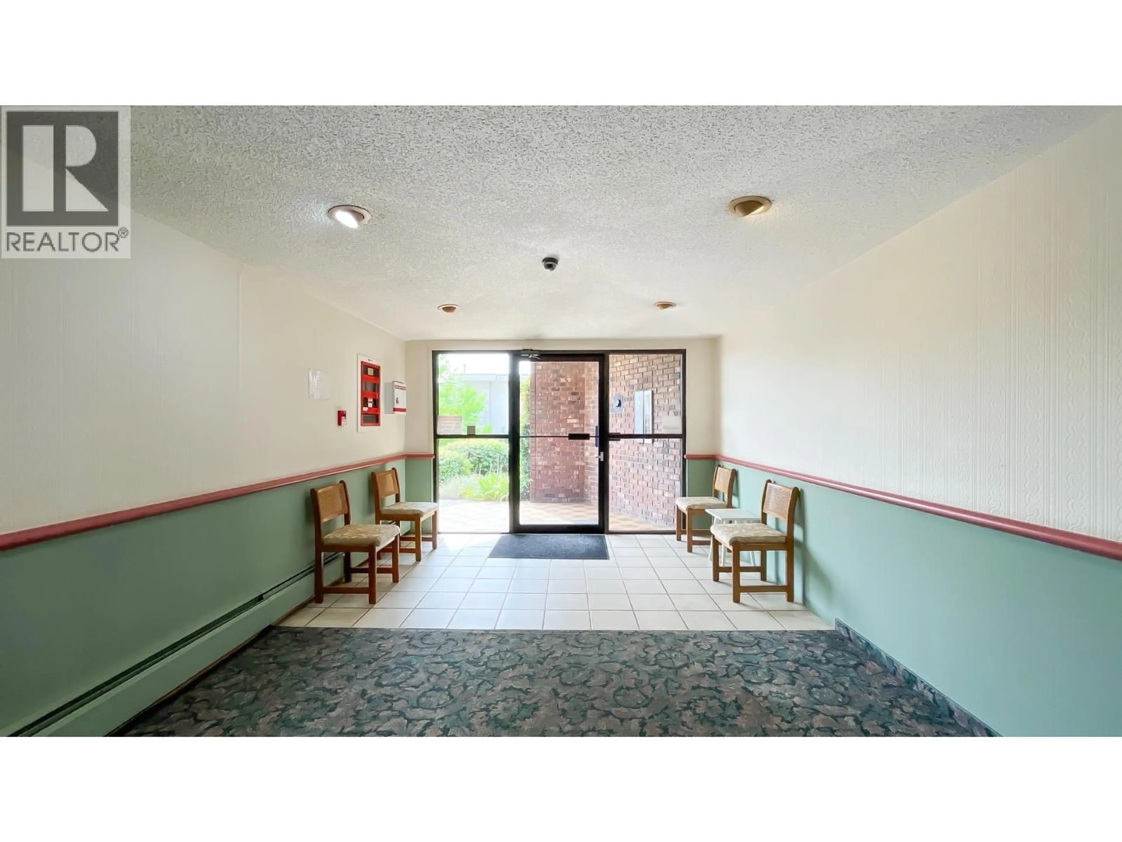 Indoor foyer for 207 - 327 NINTH STREET, New Westminster British Columbia V3M3V8