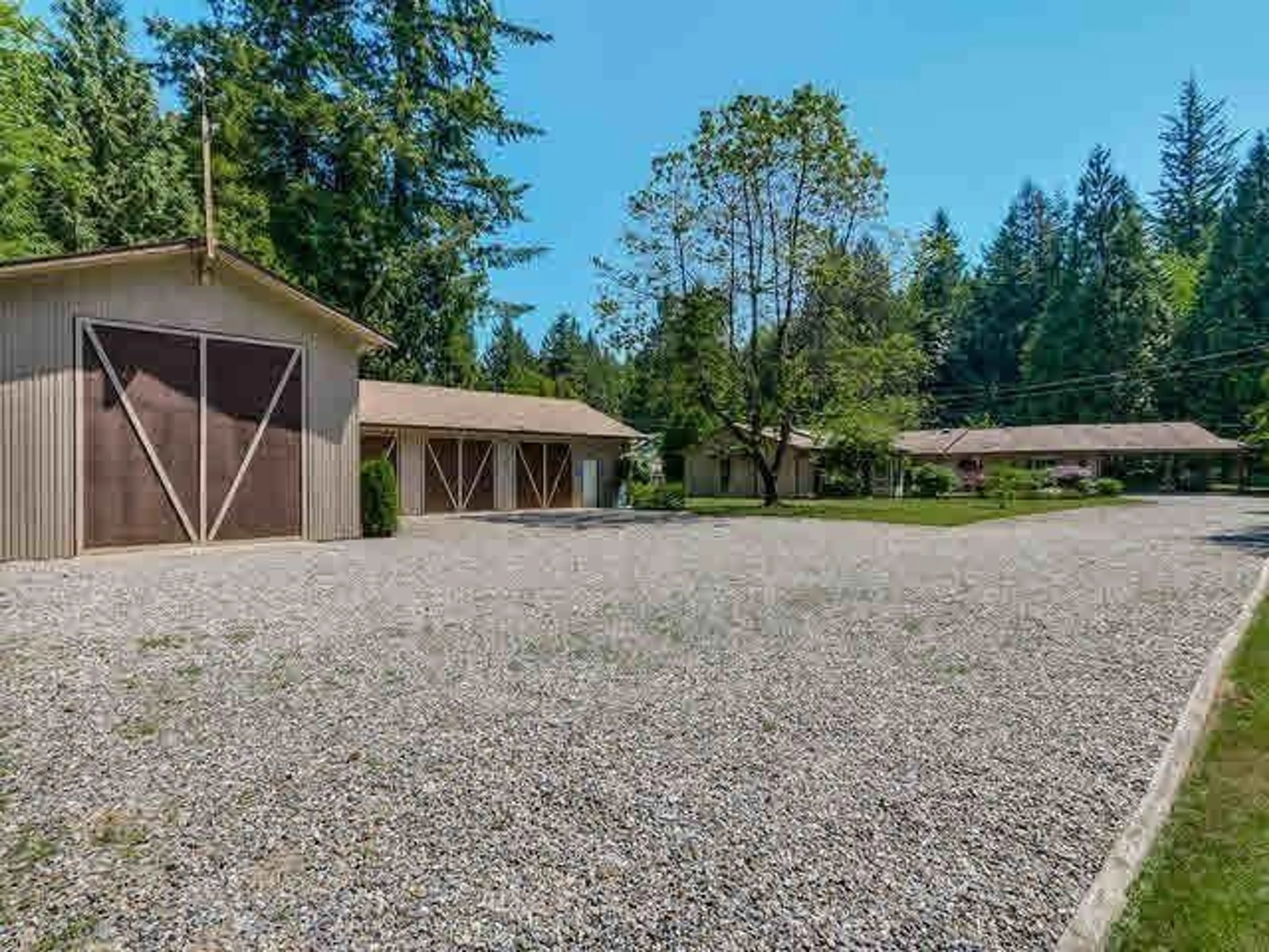 A pic from outside/outdoor area/front of a property/back of a property/a pic from drone, unknown for 20515 20, Langley British Columbia V2Z2A3