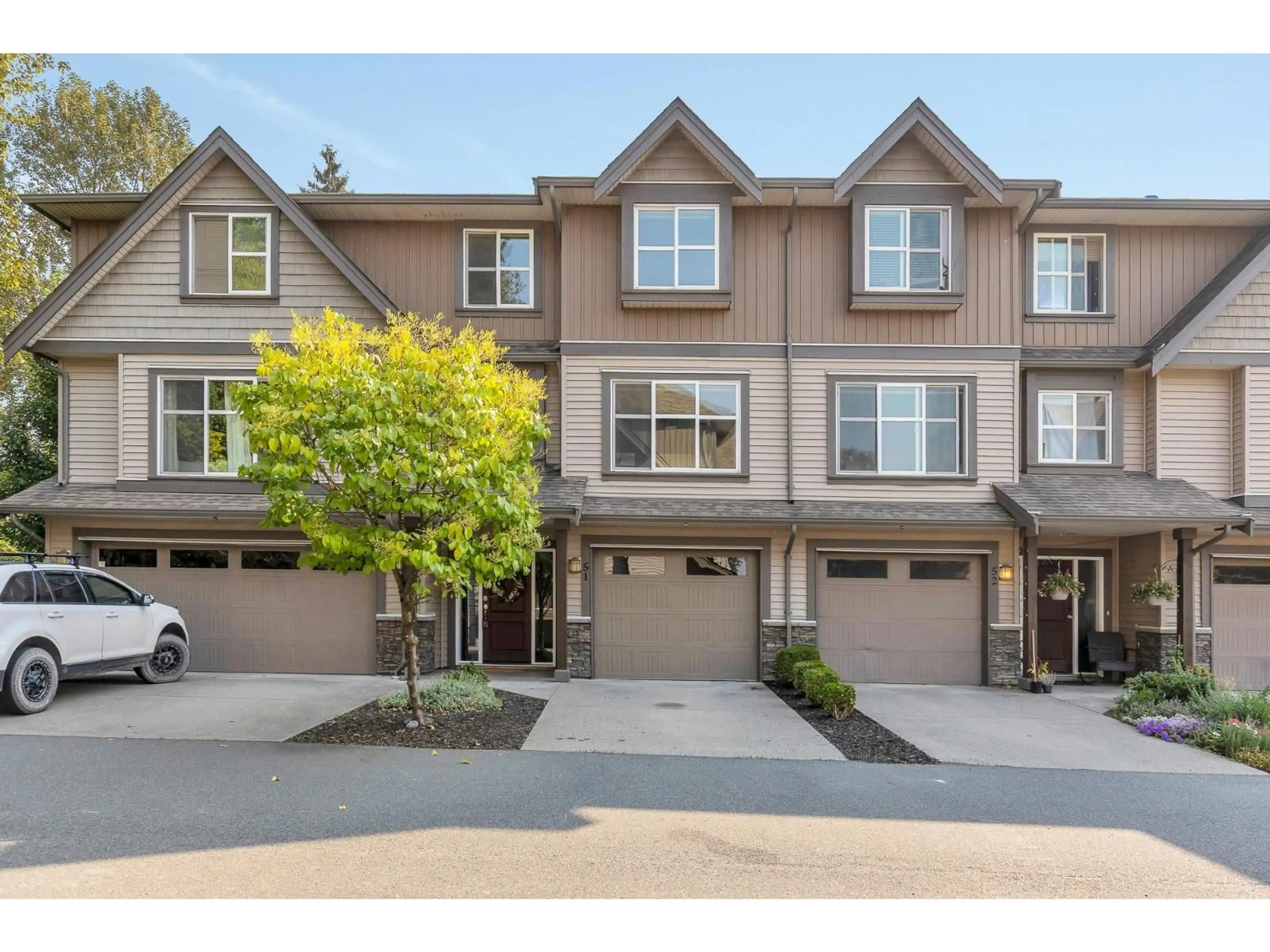 A pic from outside/outdoor area/front of a property/back of a property/a pic from drone, street for 51 - 45085 WOLFE ROAD, Chilliwack British Columbia V2P0C5
