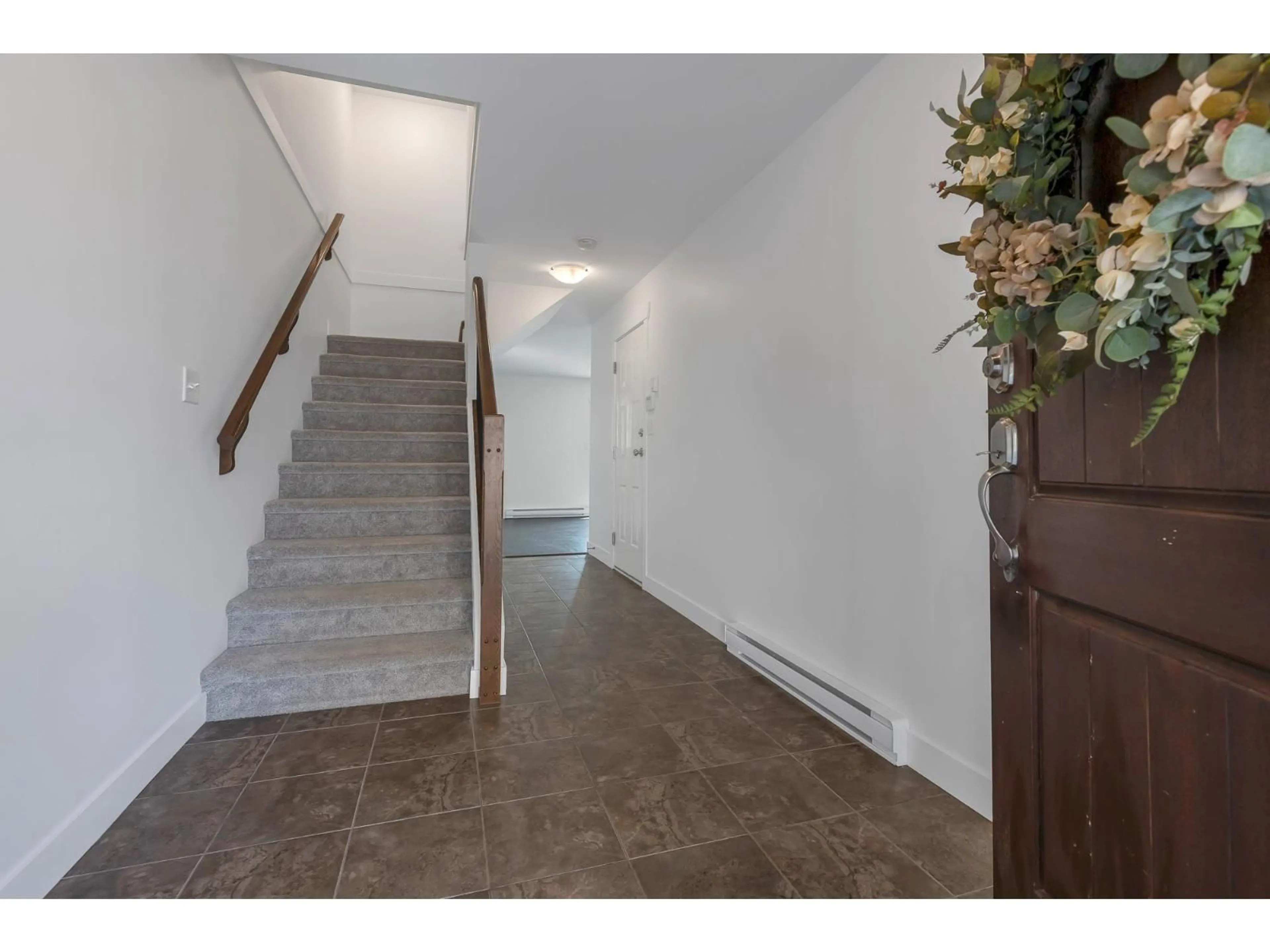 Indoor foyer for 51 - 45085 WOLFE ROAD, Chilliwack British Columbia V2P0C5