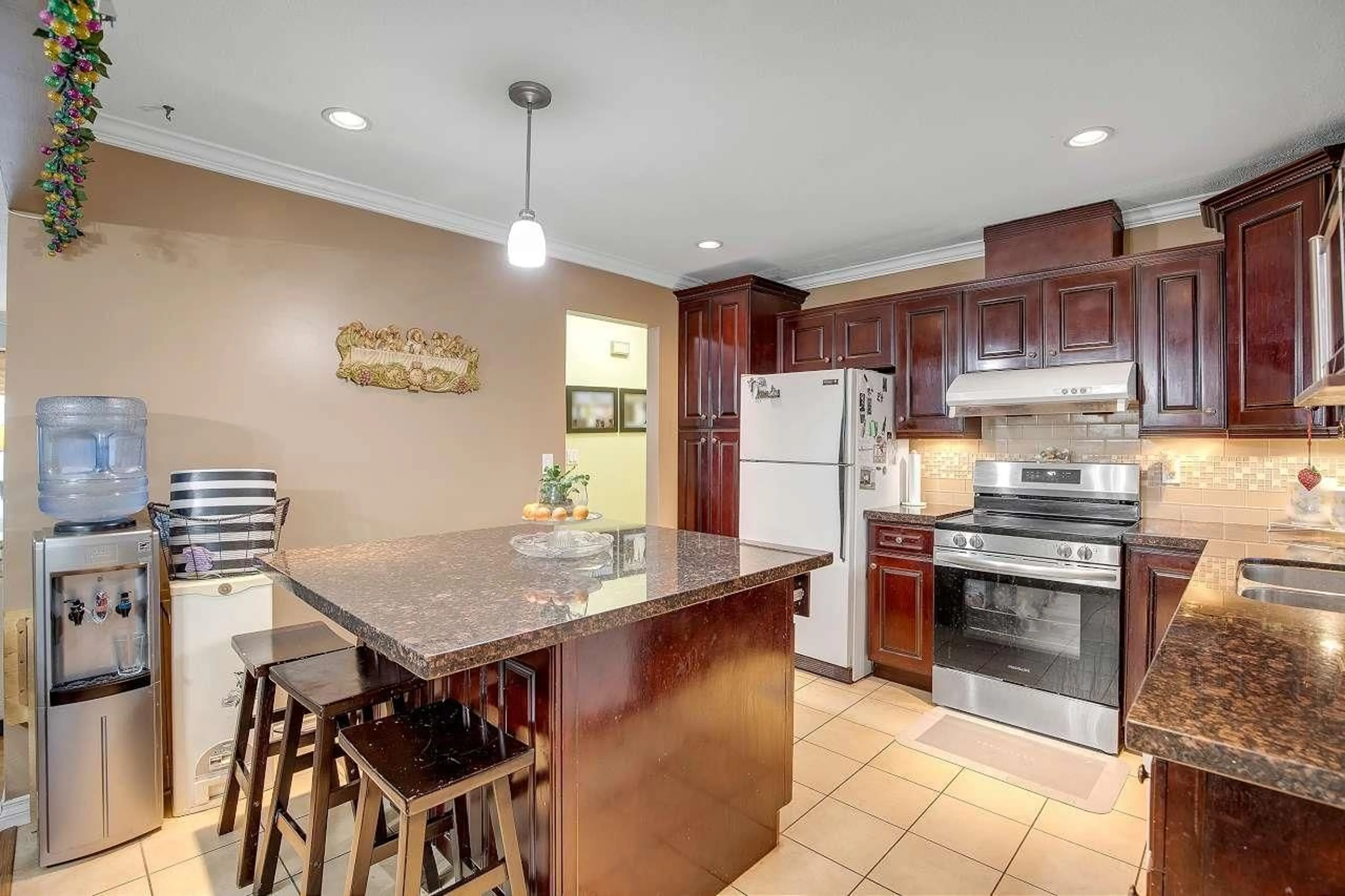 Open concept kitchen, ceramic/tile floor for 8825 160, Surrey British Columbia V4N2X8