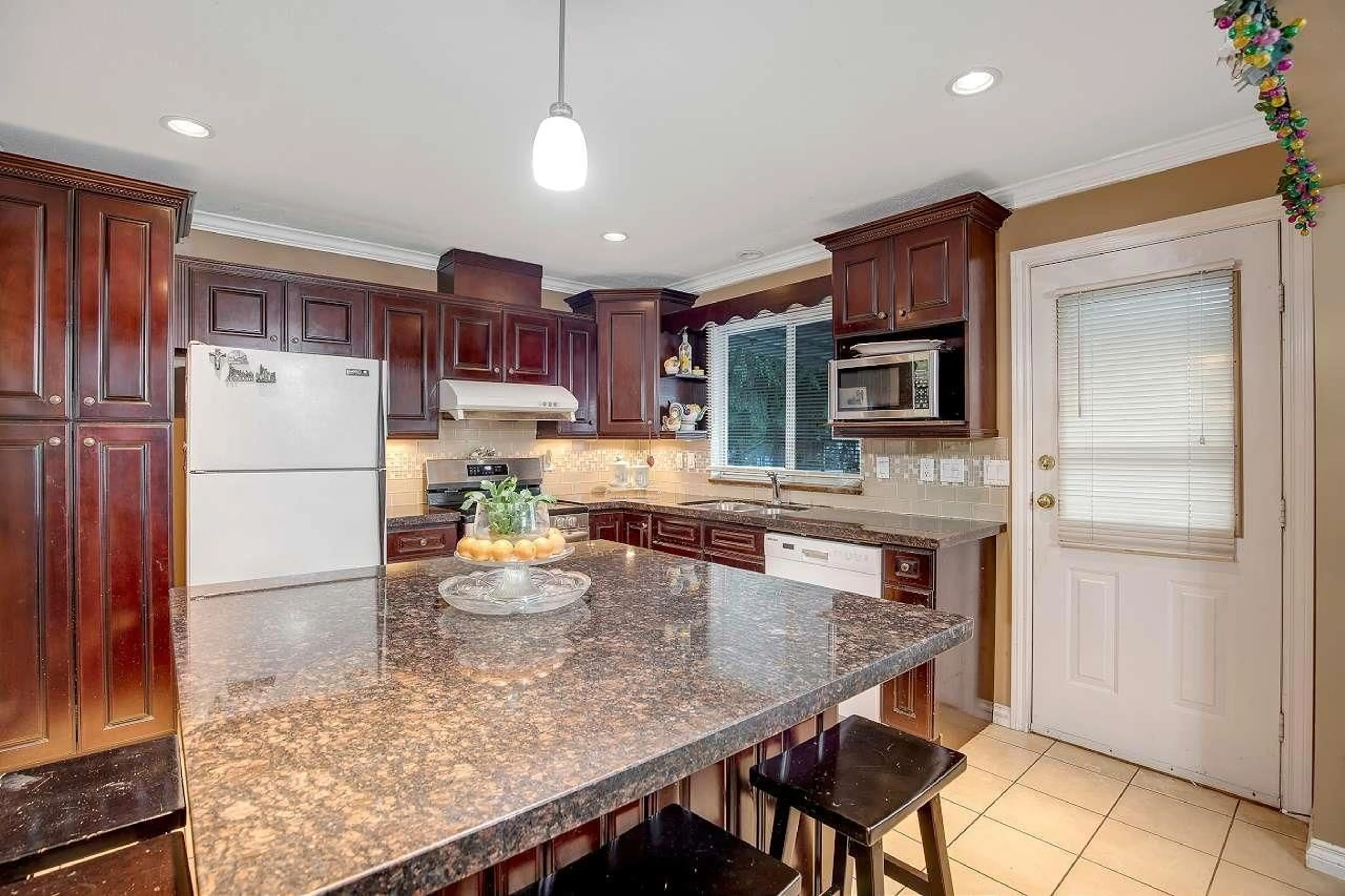 Open concept kitchen, ceramic/tile floor for 8825 160, Surrey British Columbia V4N2X8