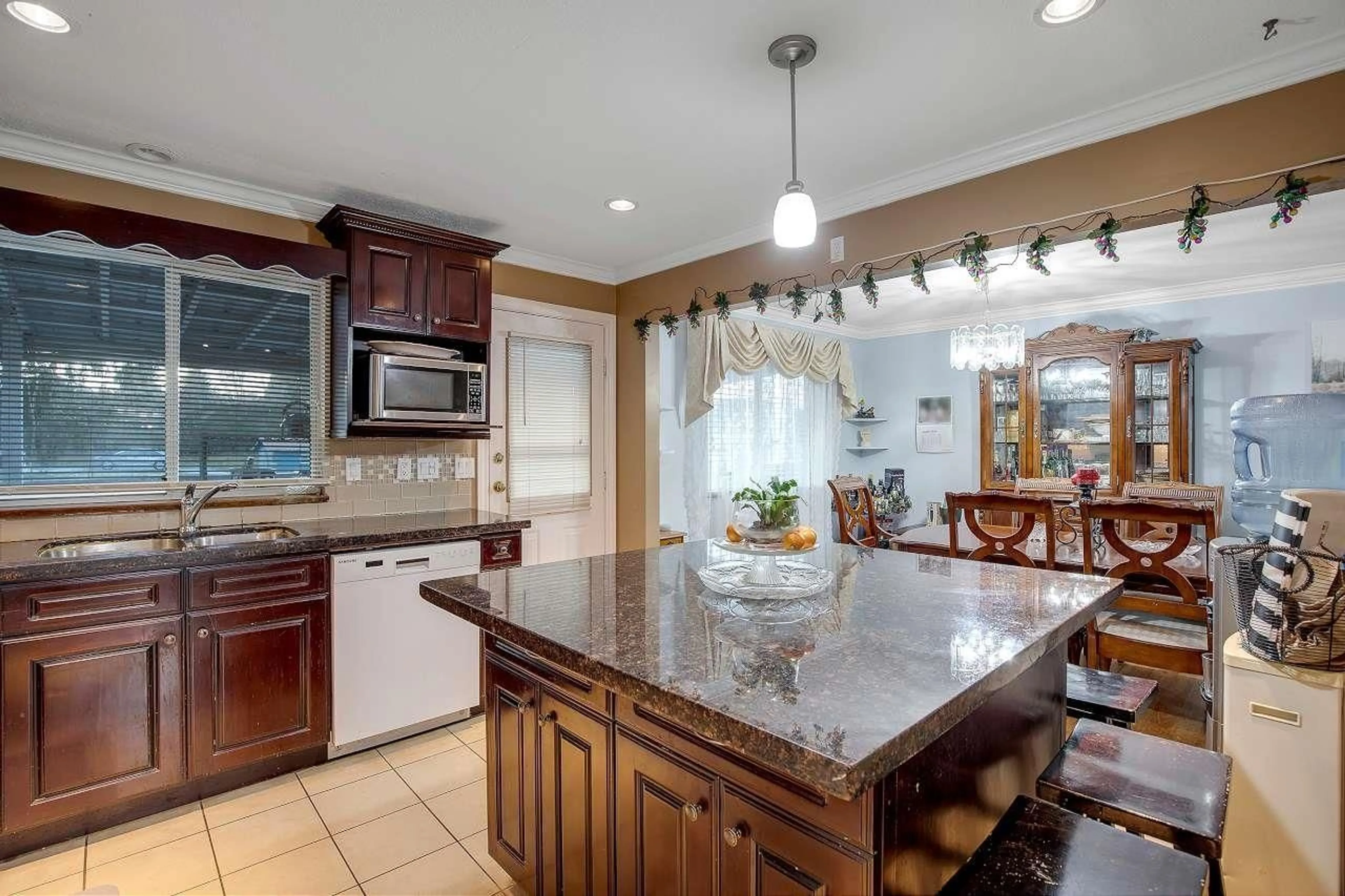 Open concept kitchen, ceramic/tile floor for 8825 160, Surrey British Columbia V4N2X8