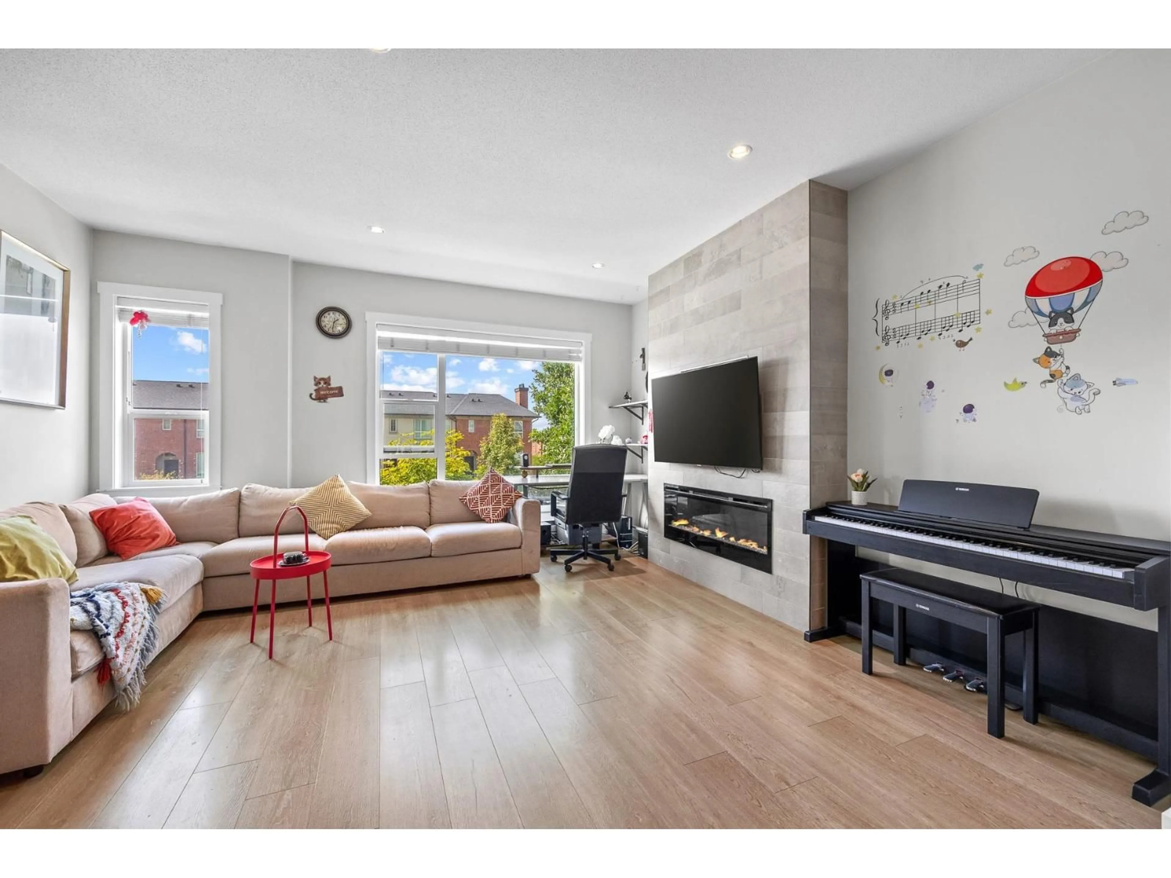 Living room with furniture, wood/laminate floor for 39 - 16336 23A, Surrey British Columbia V3Z0S5
