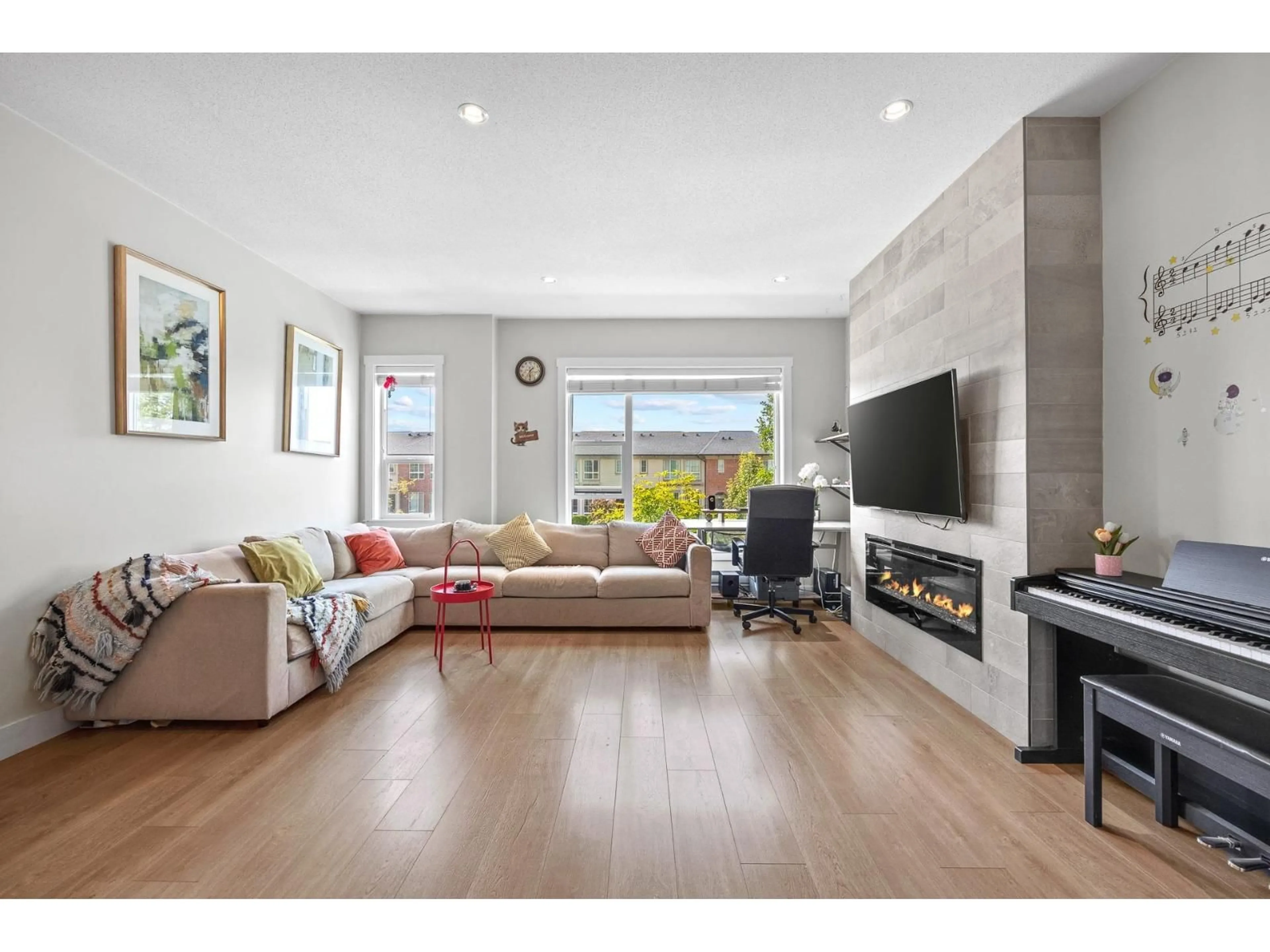 Living room with furniture, wood/laminate floor for 39 - 16336 23A, Surrey British Columbia V3Z0S5