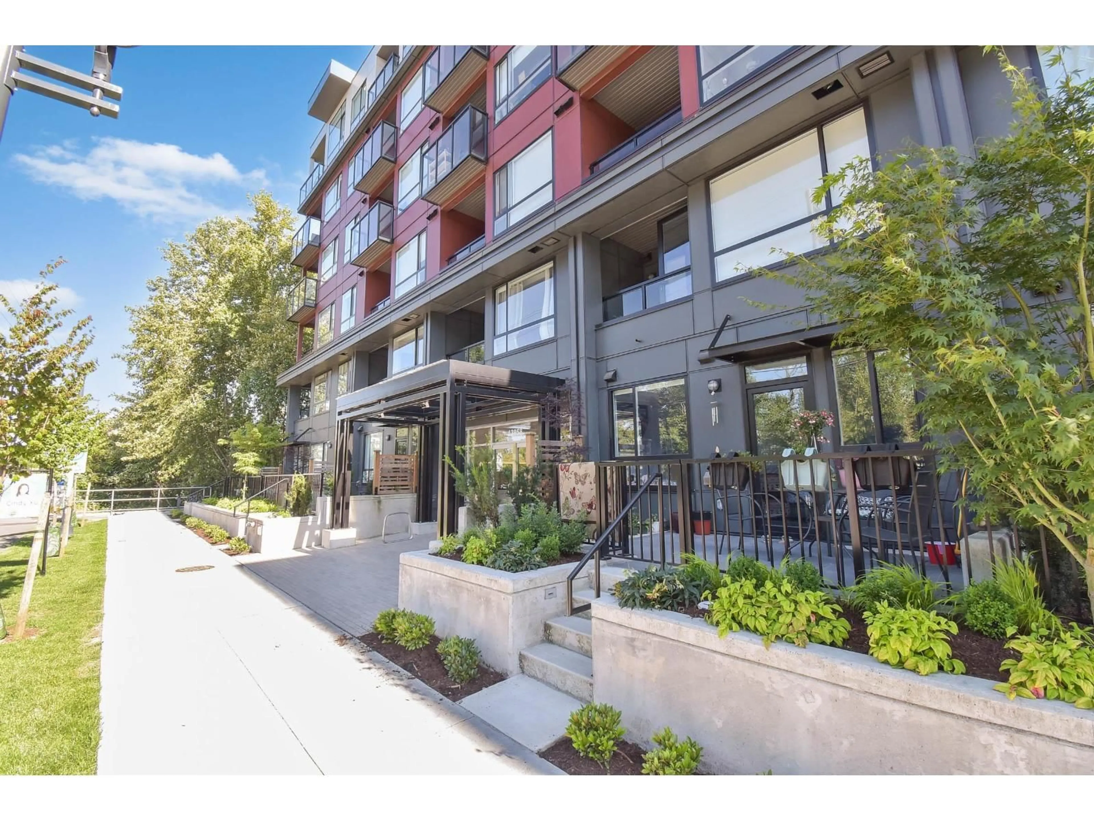 Patio, street for E113 - 13858 108, Surrey British Columbia V3T0T9
