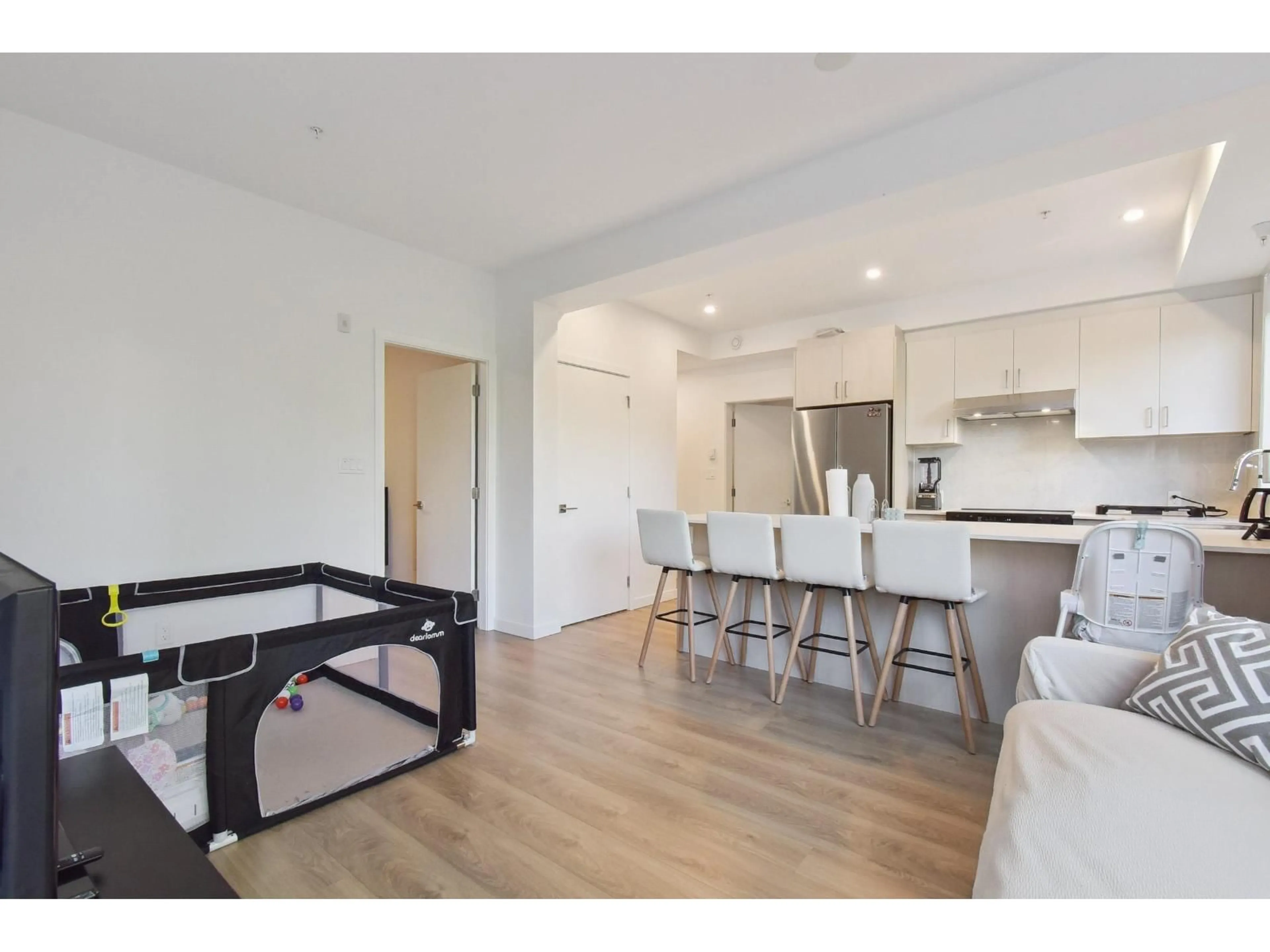 Open concept kitchen, wood/laminate floor for E113 - 13858 108, Surrey British Columbia V3T0T9