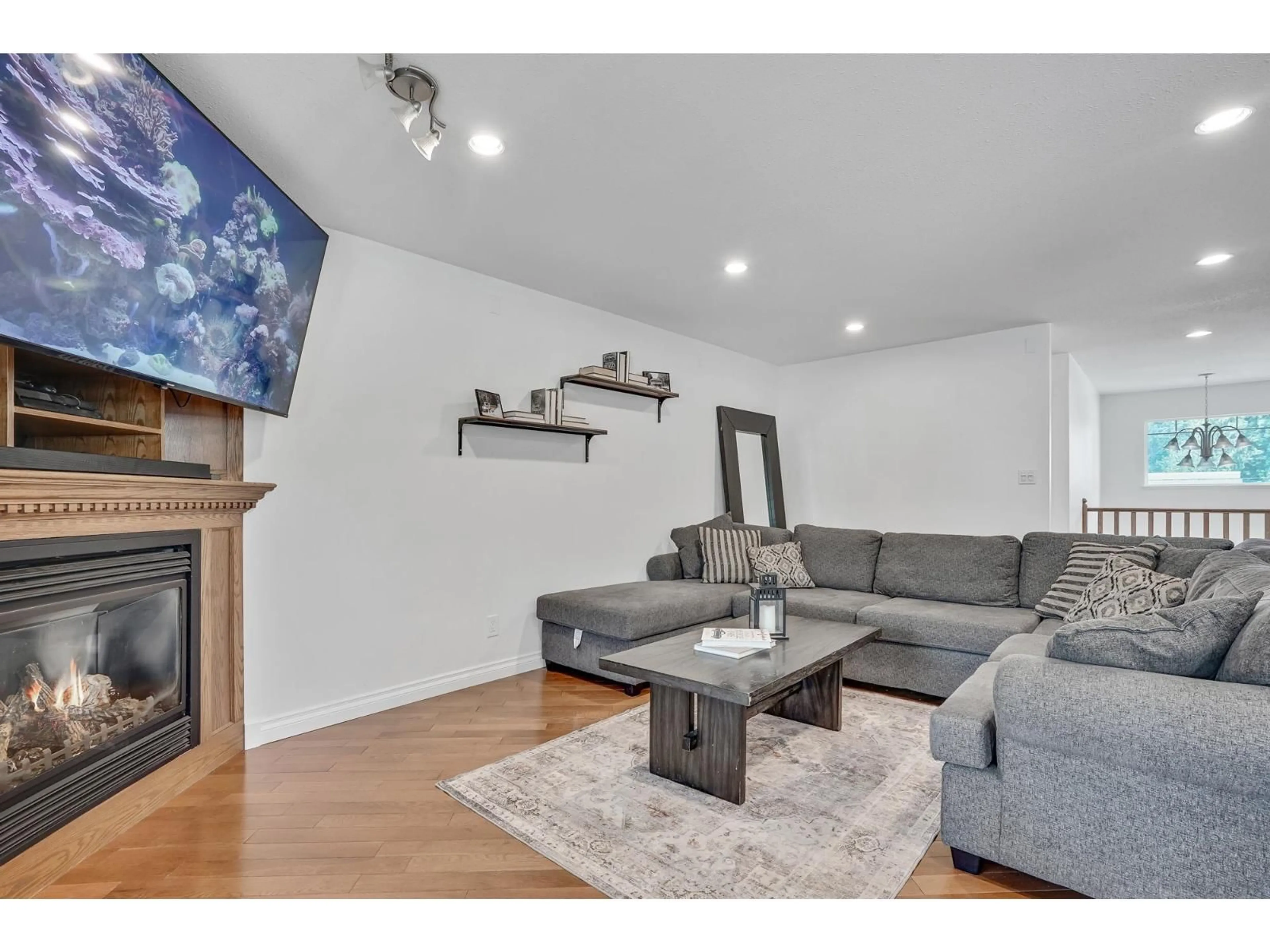 Living room with furniture, wood/laminate floor for 4500 207A, Langley British Columbia V3A2G7