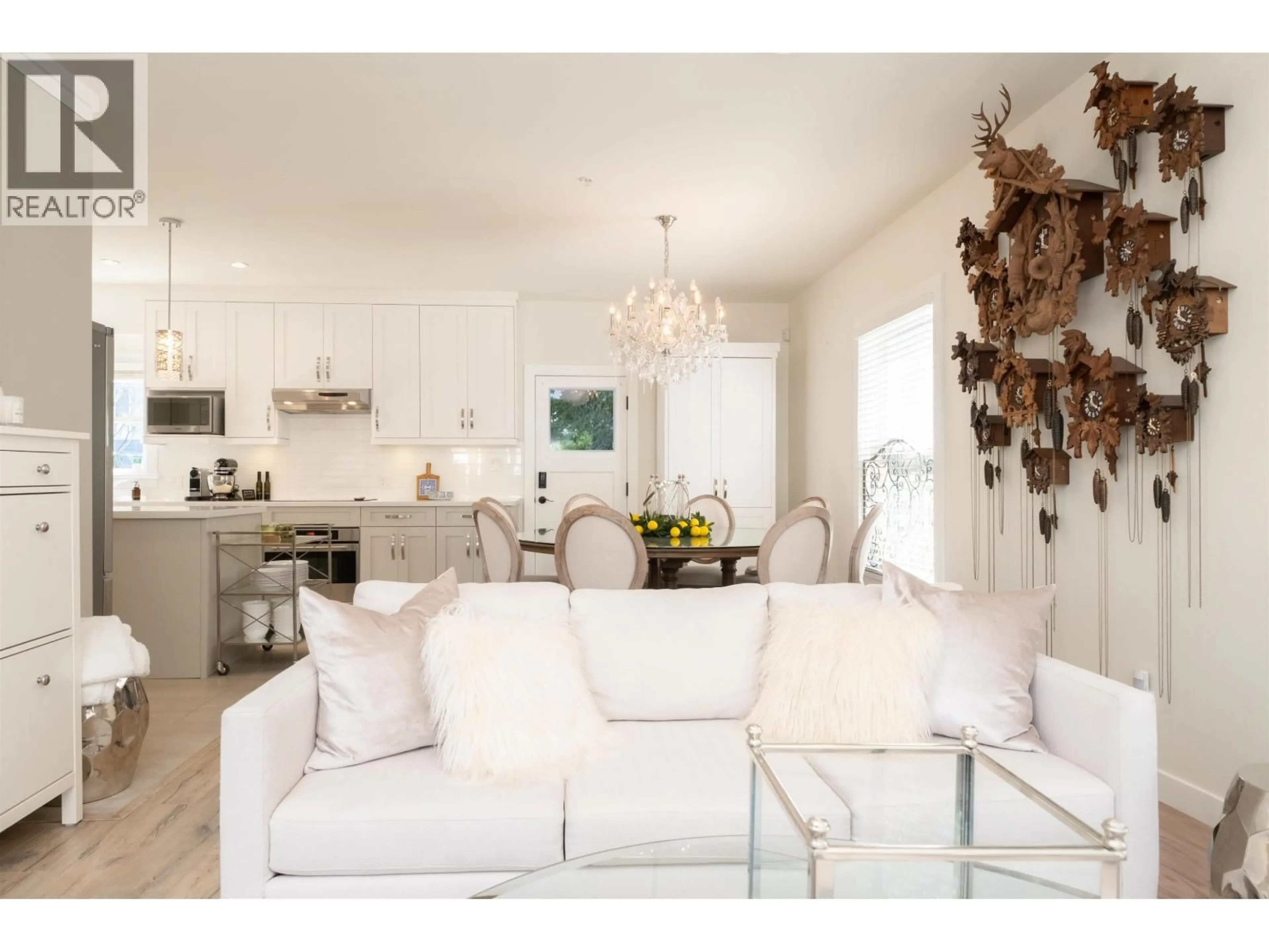 Living room with furniture, unknown for 408 EIGHTH STREET, New Westminster British Columbia V3M0K1