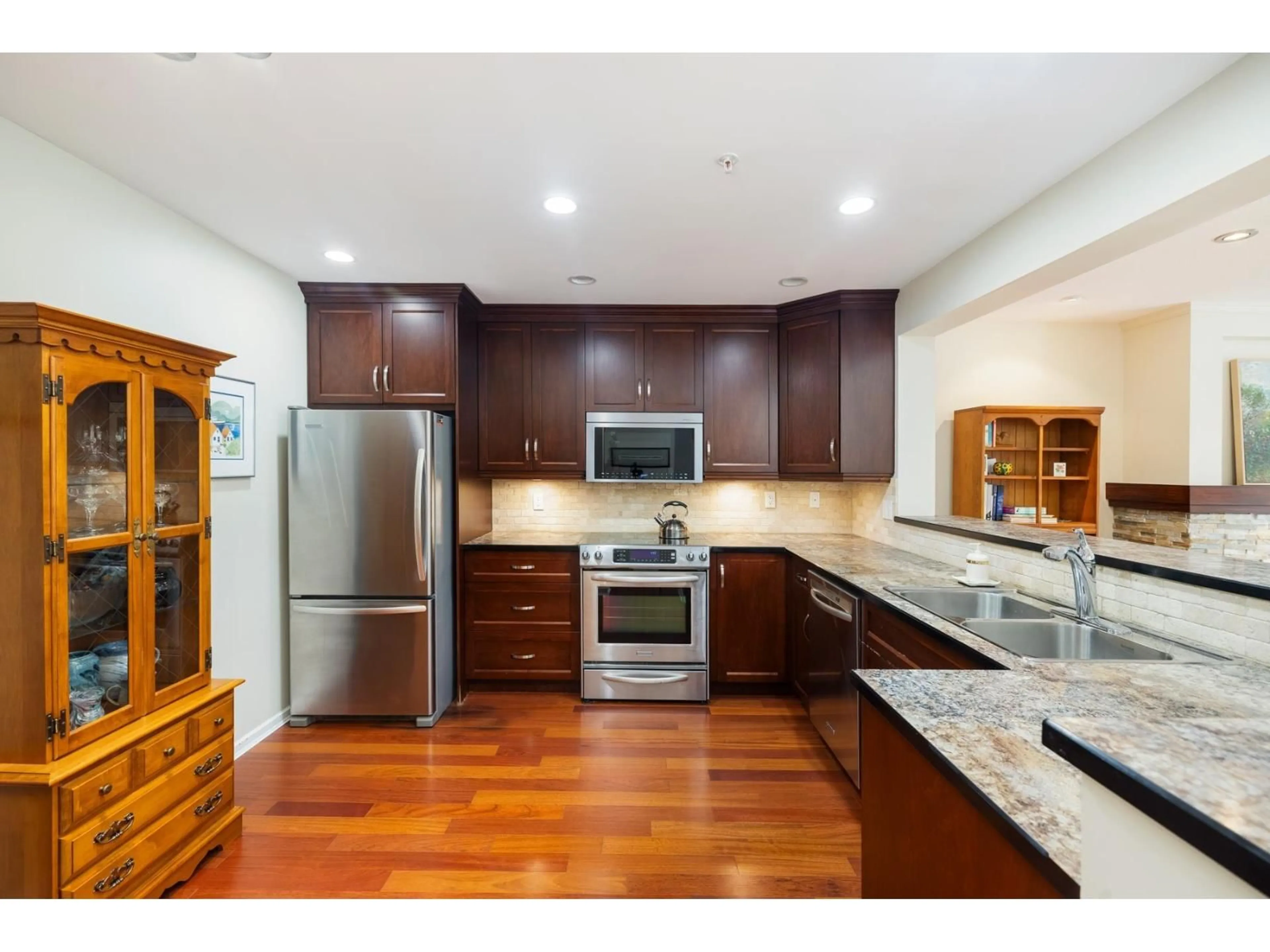 Open concept kitchen, wood/laminate floor for 210 - 15155 22, Surrey British Columbia V4A9T4