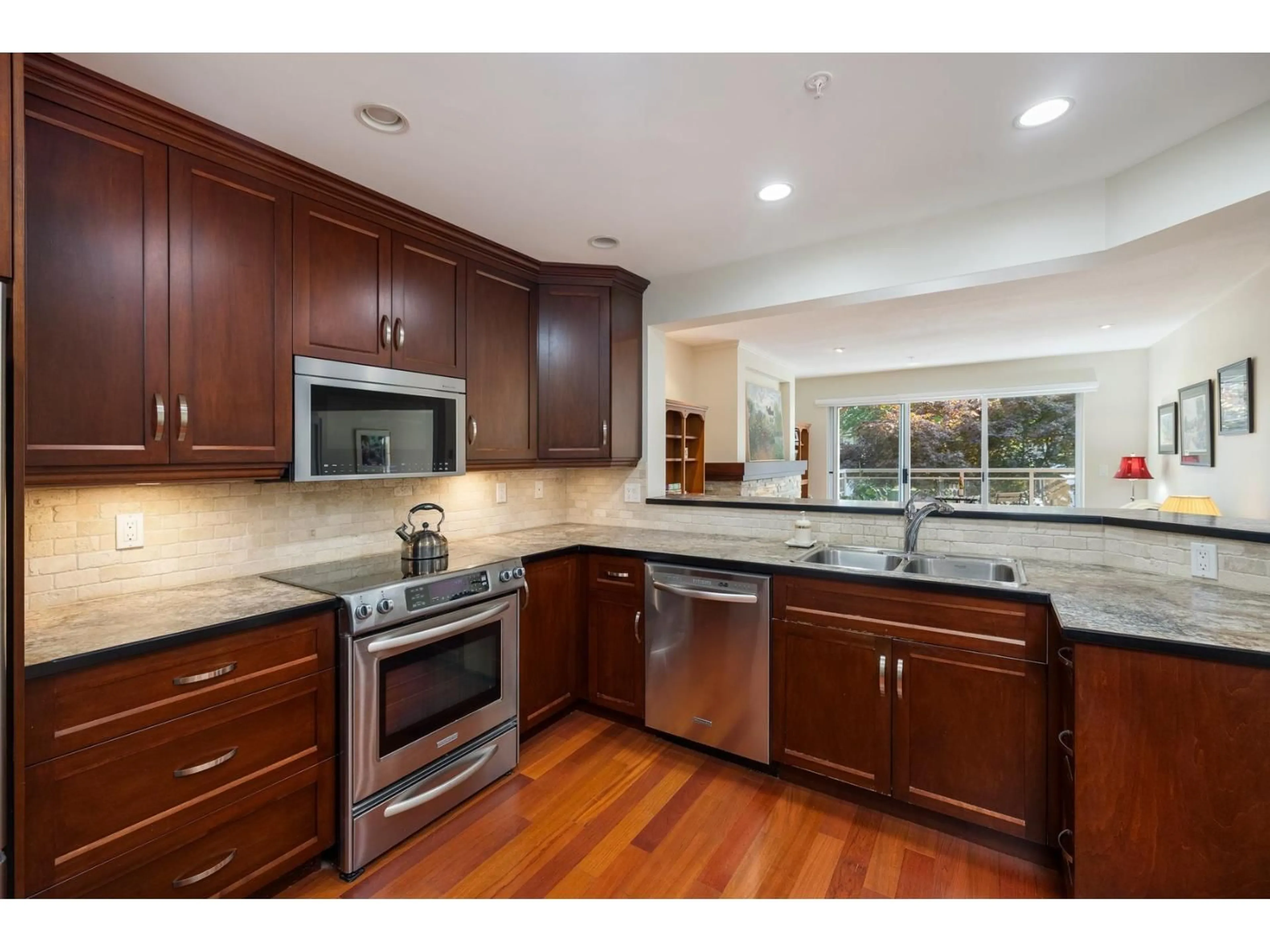 Open concept kitchen, unknown for 210 - 15155 22, Surrey British Columbia V4A9T4
