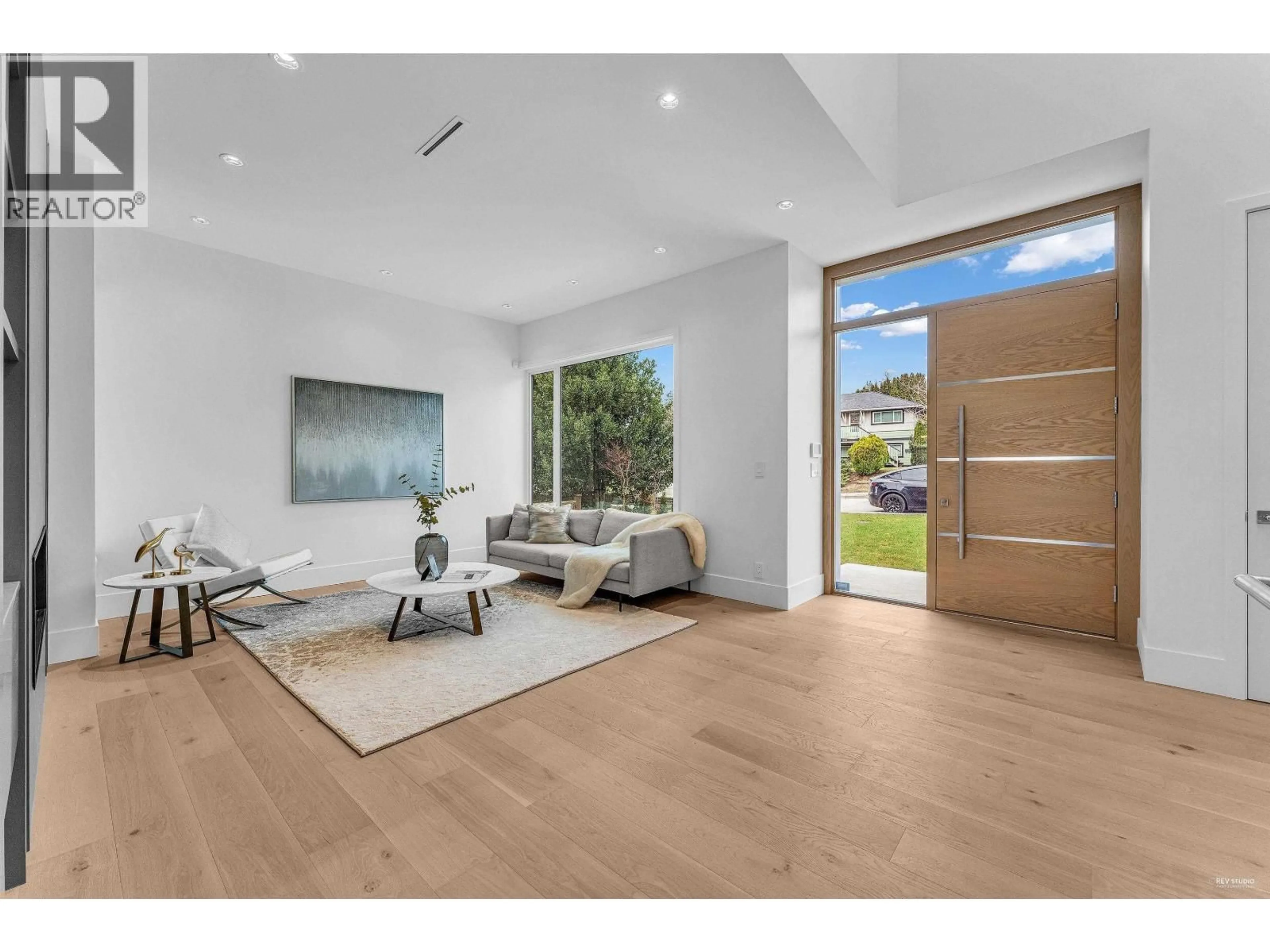 Indoor entryway for 615 6TH STREET, North Vancouver British Columbia V7L1R4