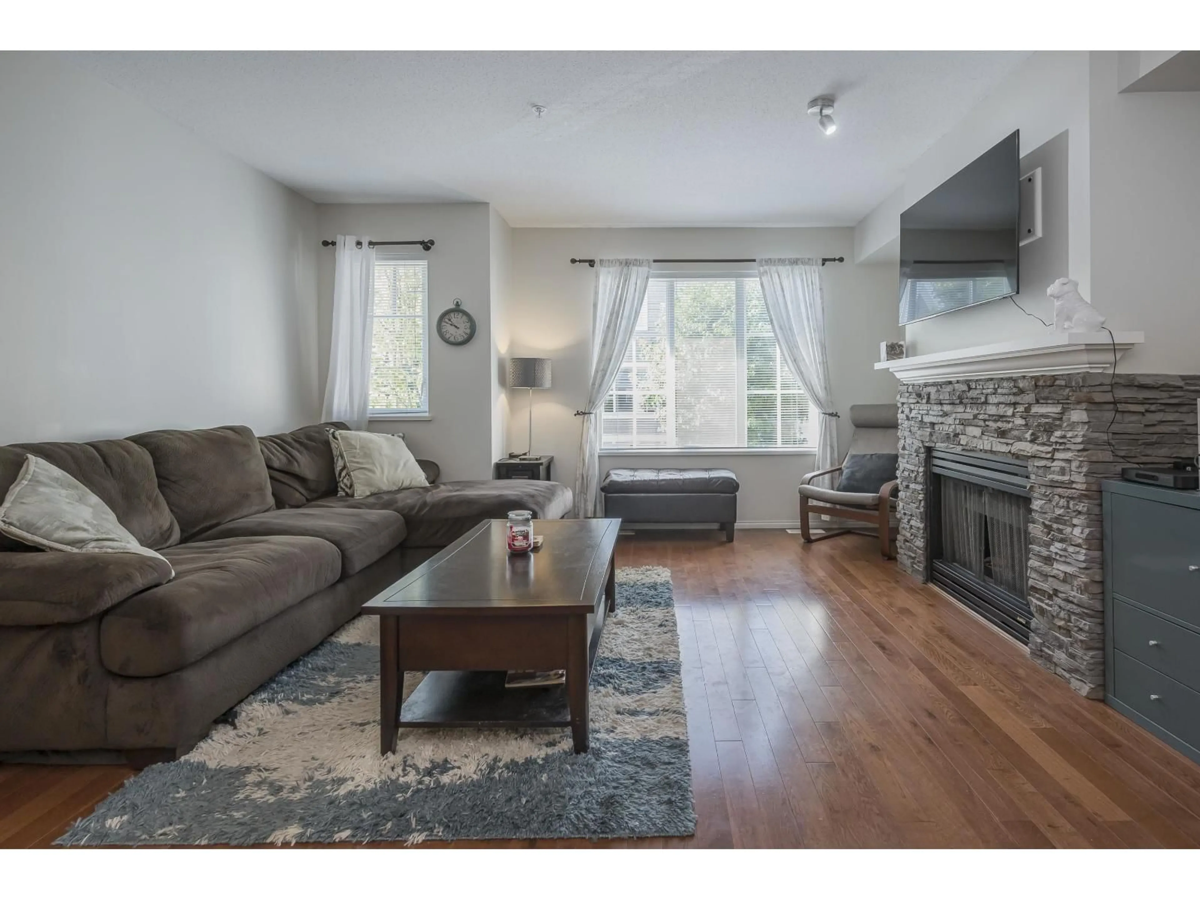 Living room with furniture, wood/laminate floor for 62 - 20560 66, Langley British Columbia V2Y2Y8