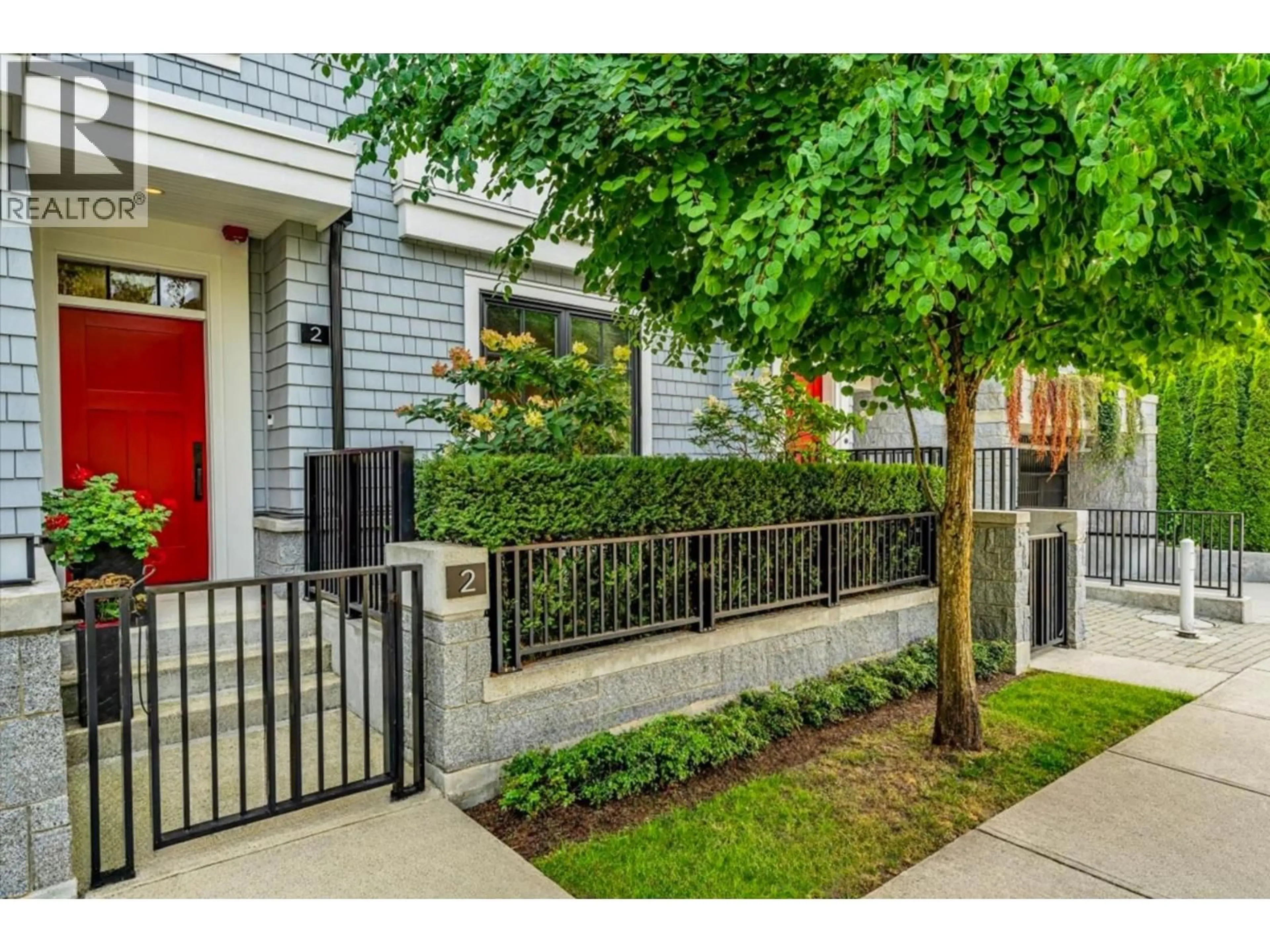 Indoor entryway for 2 - 1133 RIDGEWOOD AVENUE, North Vancouver British Columbia V7R0A4