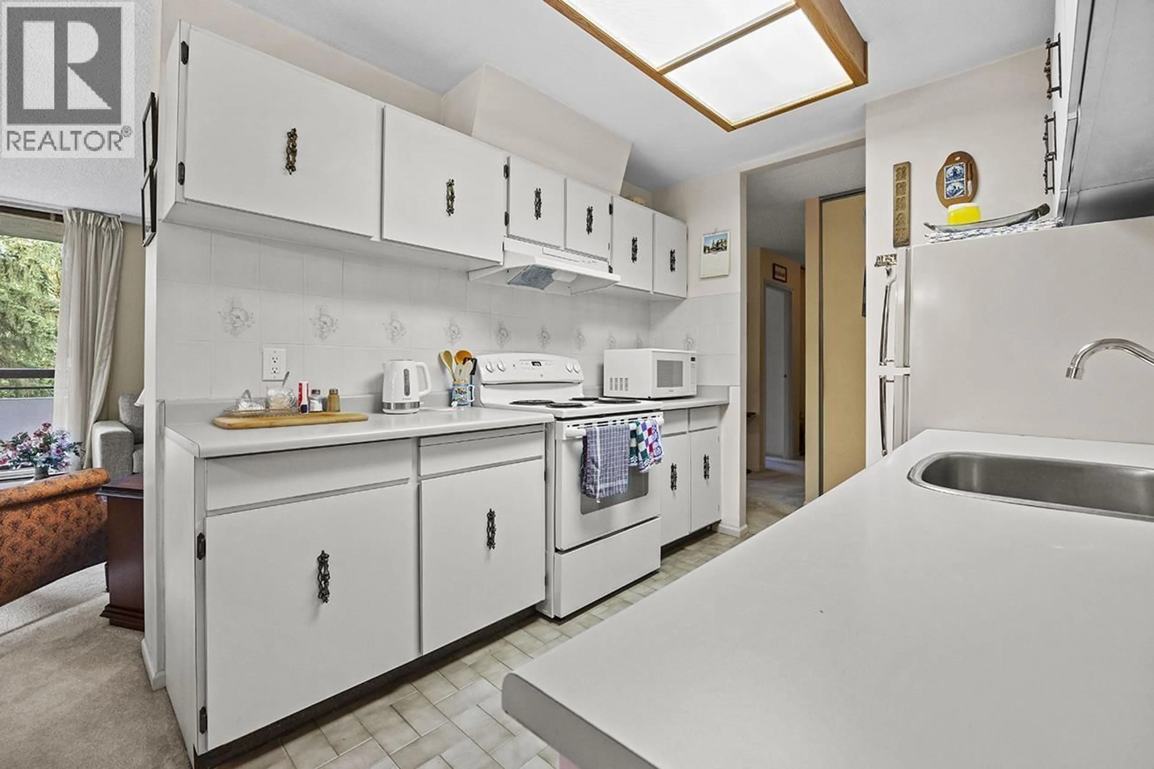 Standard kitchen, ceramic/tile floor for 404 - 3737 BARTLETT COURT, Burnaby British Columbia V3J7E3