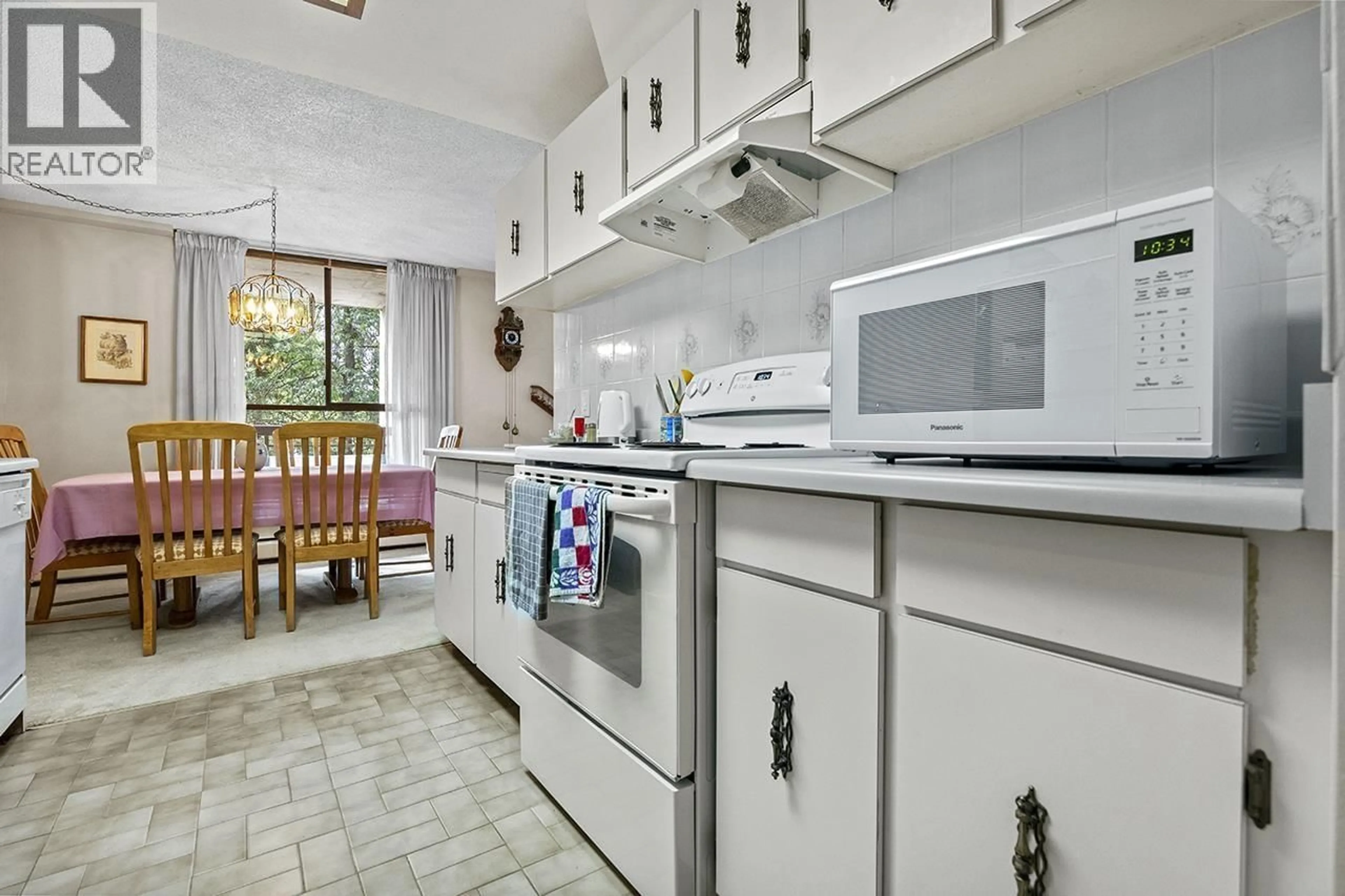 Standard kitchen, ceramic/tile floor for 404 - 3737 BARTLETT COURT, Burnaby British Columbia V3J7E3
