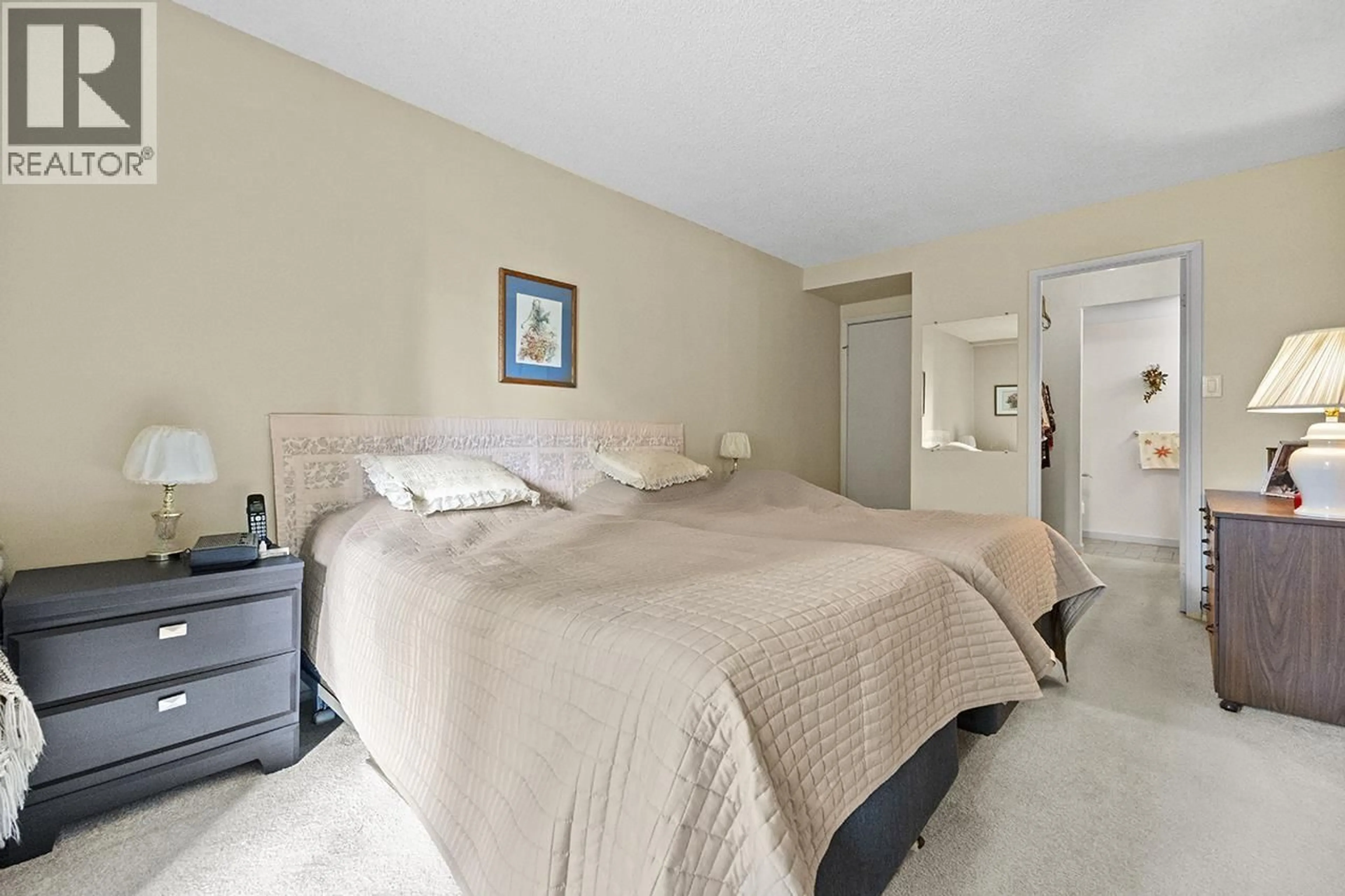 Bedroom with bed, unknown for 404 - 3737 BARTLETT COURT, Burnaby British Columbia V3J7E3