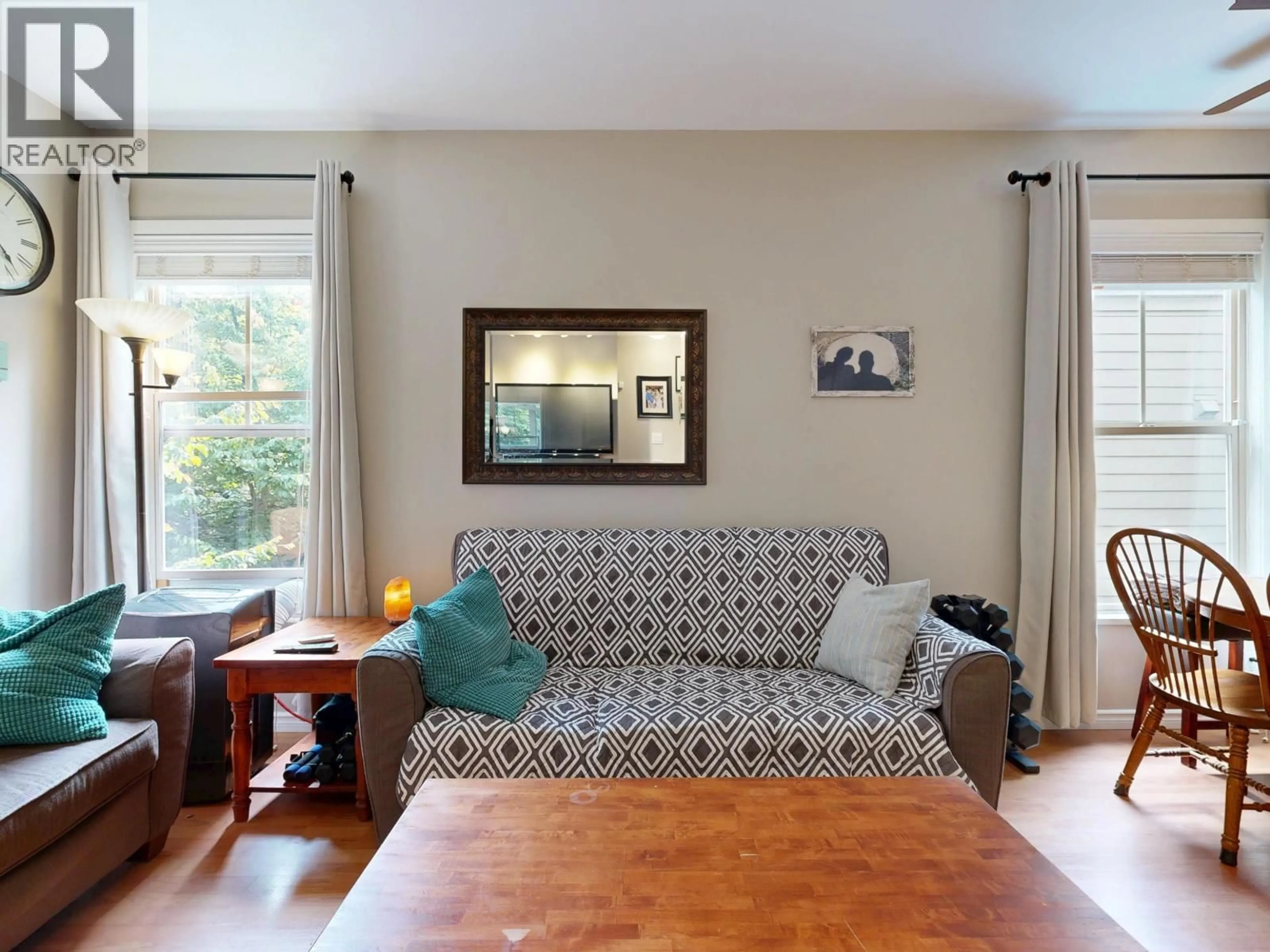 Living room with furniture, wood/laminate floor for 227 - 15 SIXTH AVENUE, New Westminster British Columbia V3L1T1