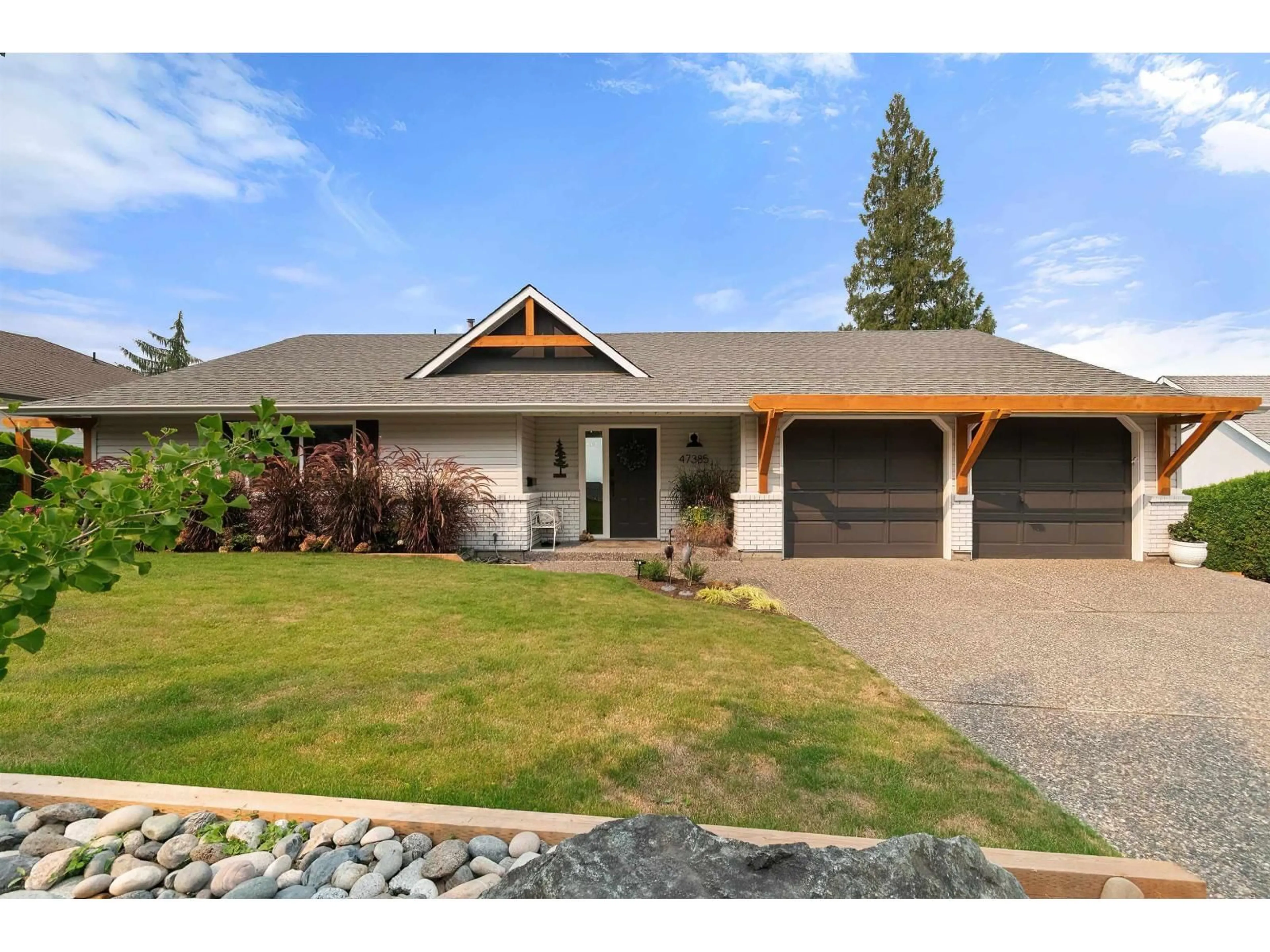 Home with vinyl exterior material, street for 47385 SWALLOW CRESCENT, Chilliwack British Columbia V2P7P8