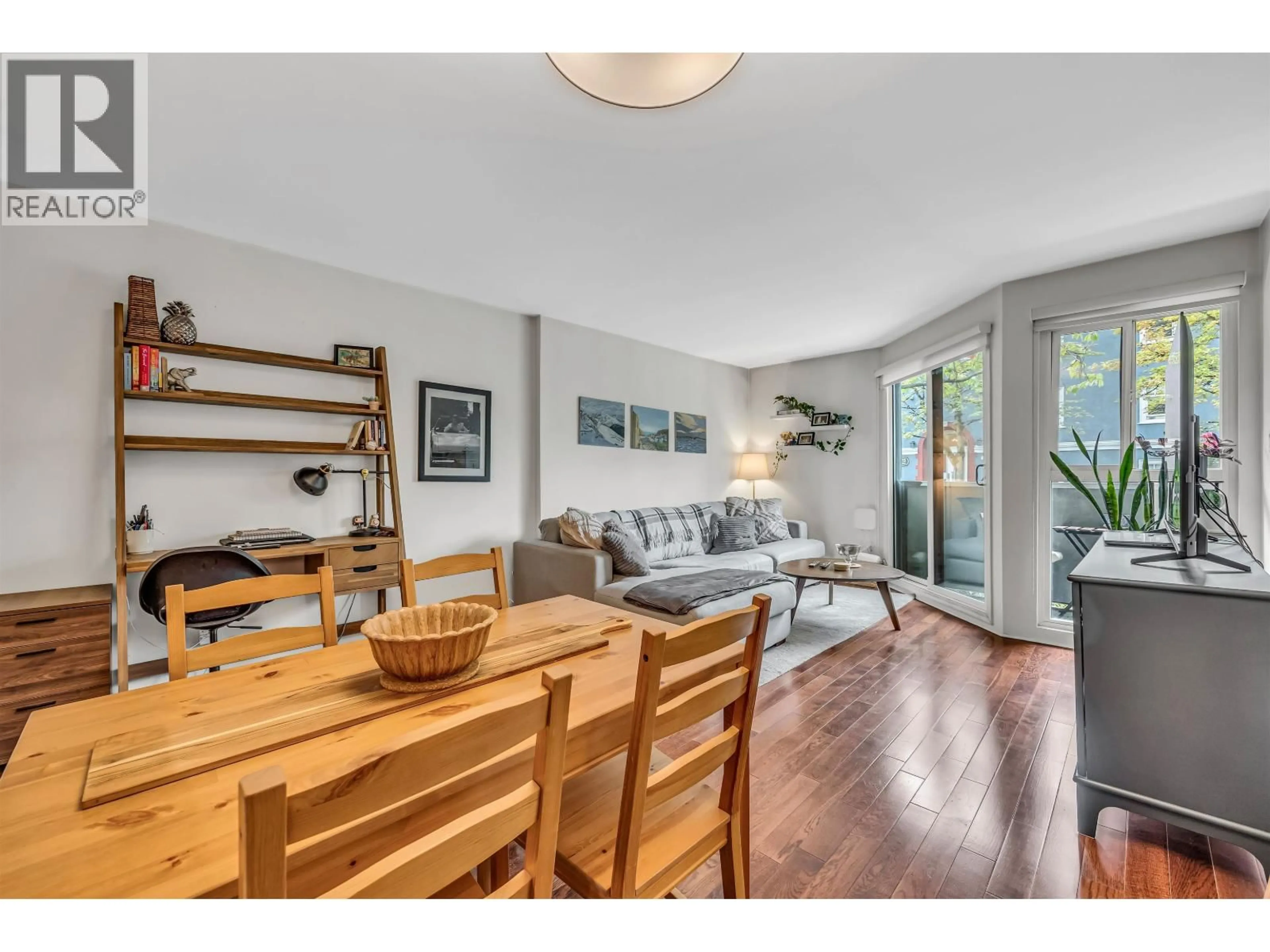 Living room with furniture, wood/laminate floor for 2 - 1870 YEW STREET, Vancouver British Columbia V6K3G2