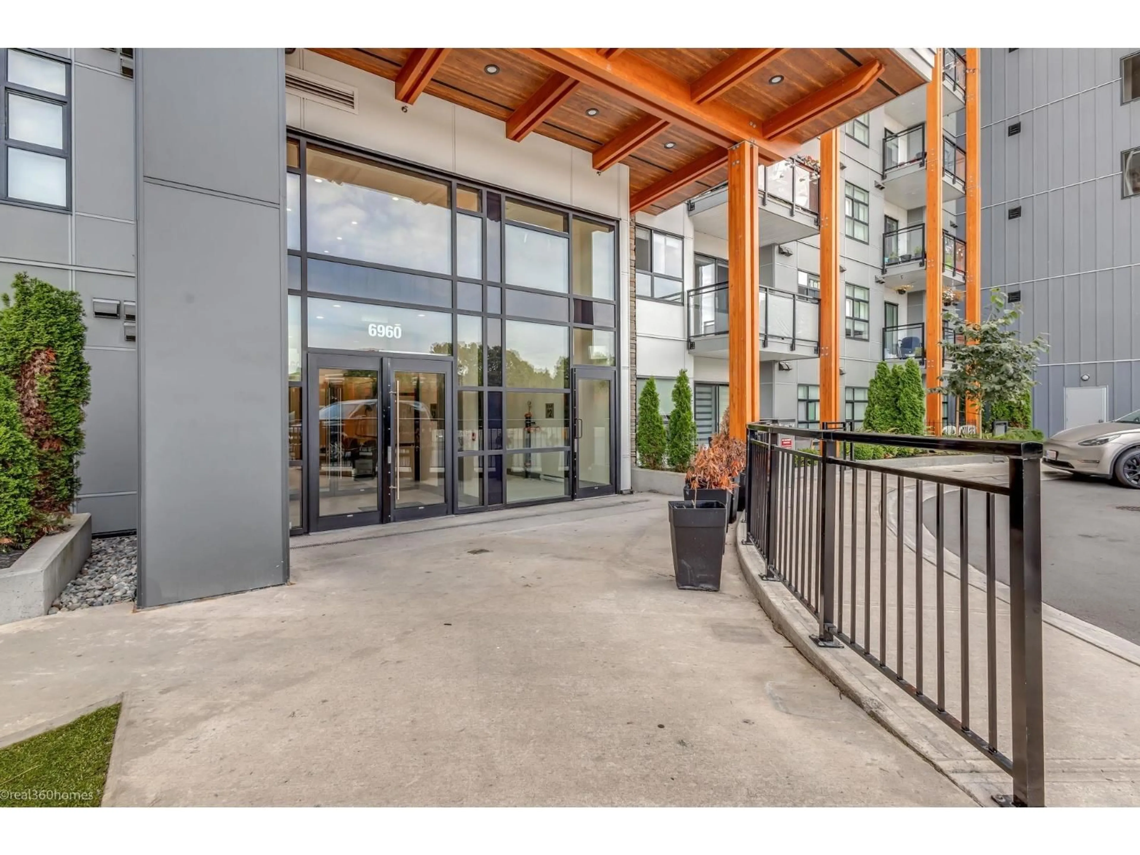 Indoor foyer for 113 - 6960 NICHOLSON, Delta British Columbia V4E0A9
