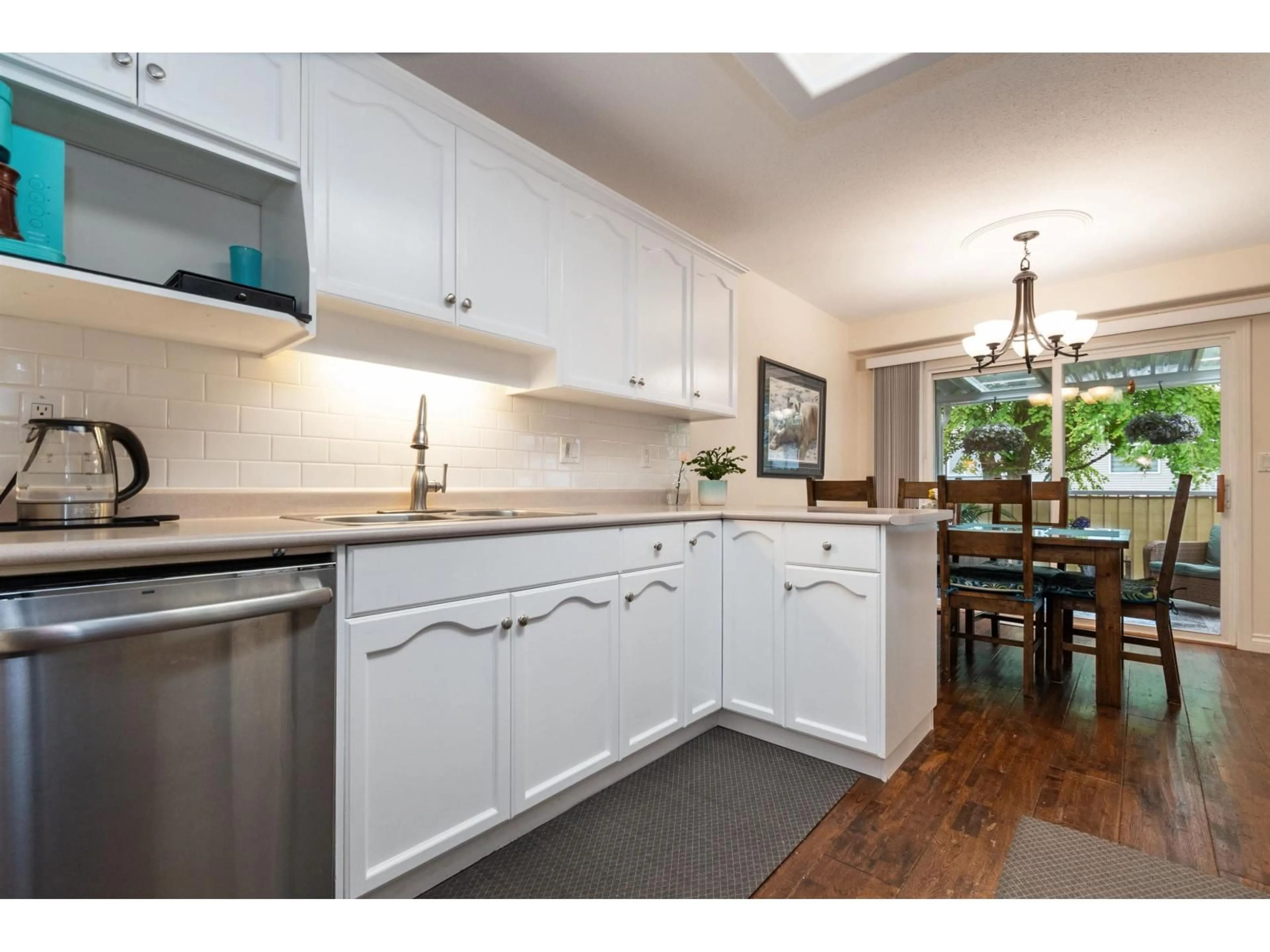 Open concept kitchen, wood/laminate floor for 35 - 46360 VALLEYVIEW ROAD, Chilliwack British Columbia V2R5L7