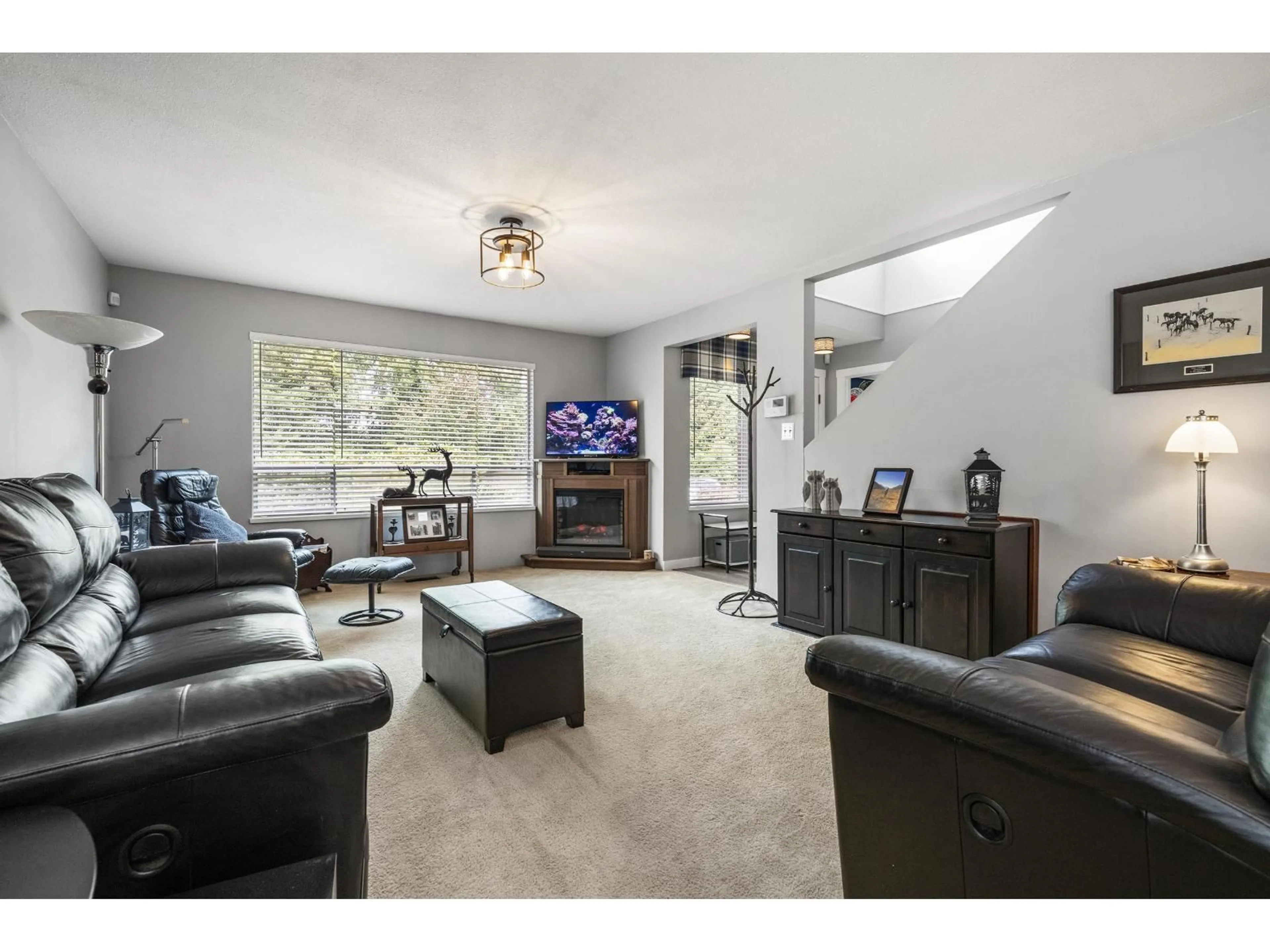 Living room with furniture, unknown for 15618 93, Surrey British Columbia V4N3B2