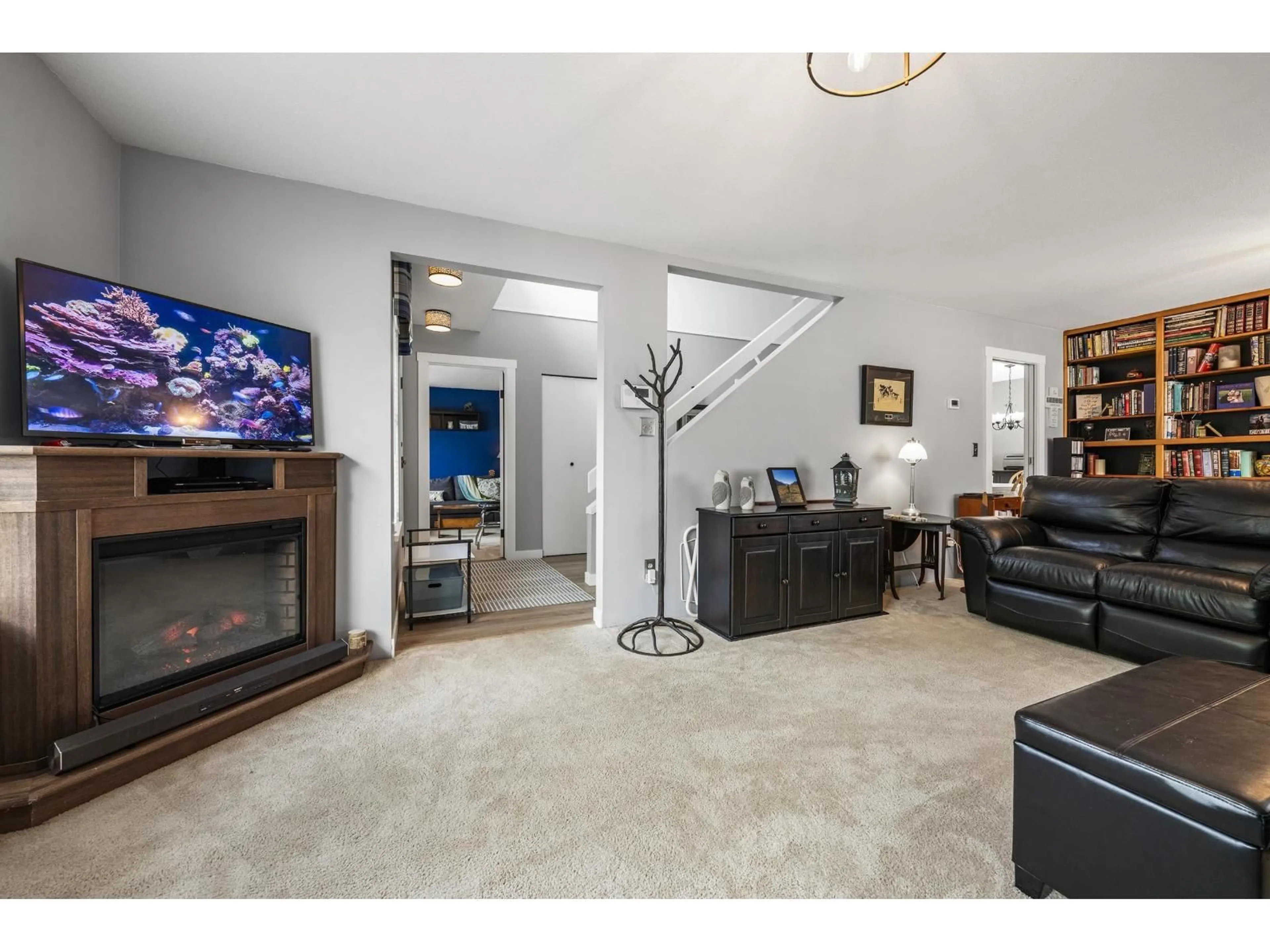 Living room with furniture, unknown for 15618 93, Surrey British Columbia V4N3B2