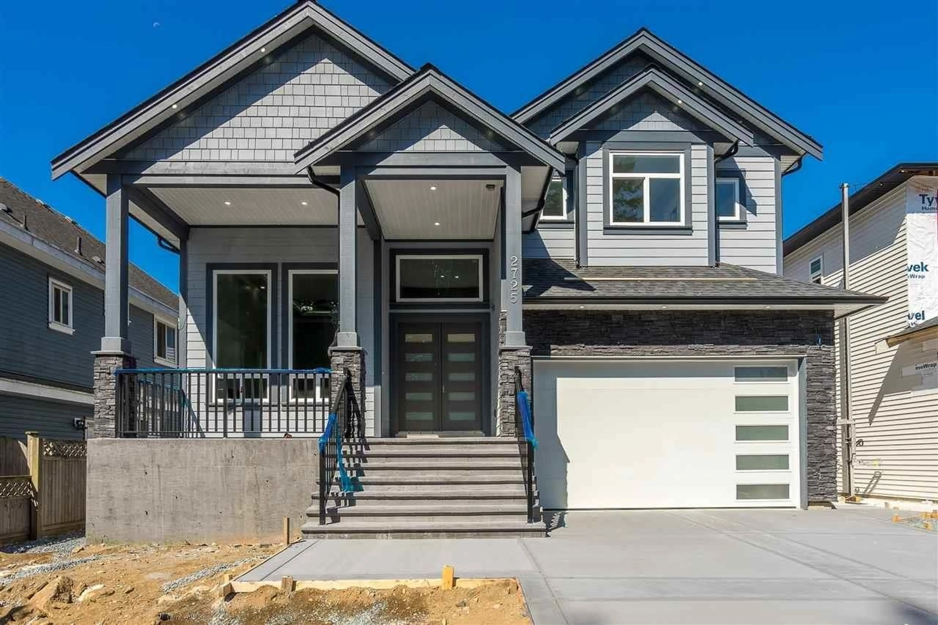 Home with vinyl exterior material, street for 2725 LEFEUVRE, Abbotsford British Columbia V4X1H5