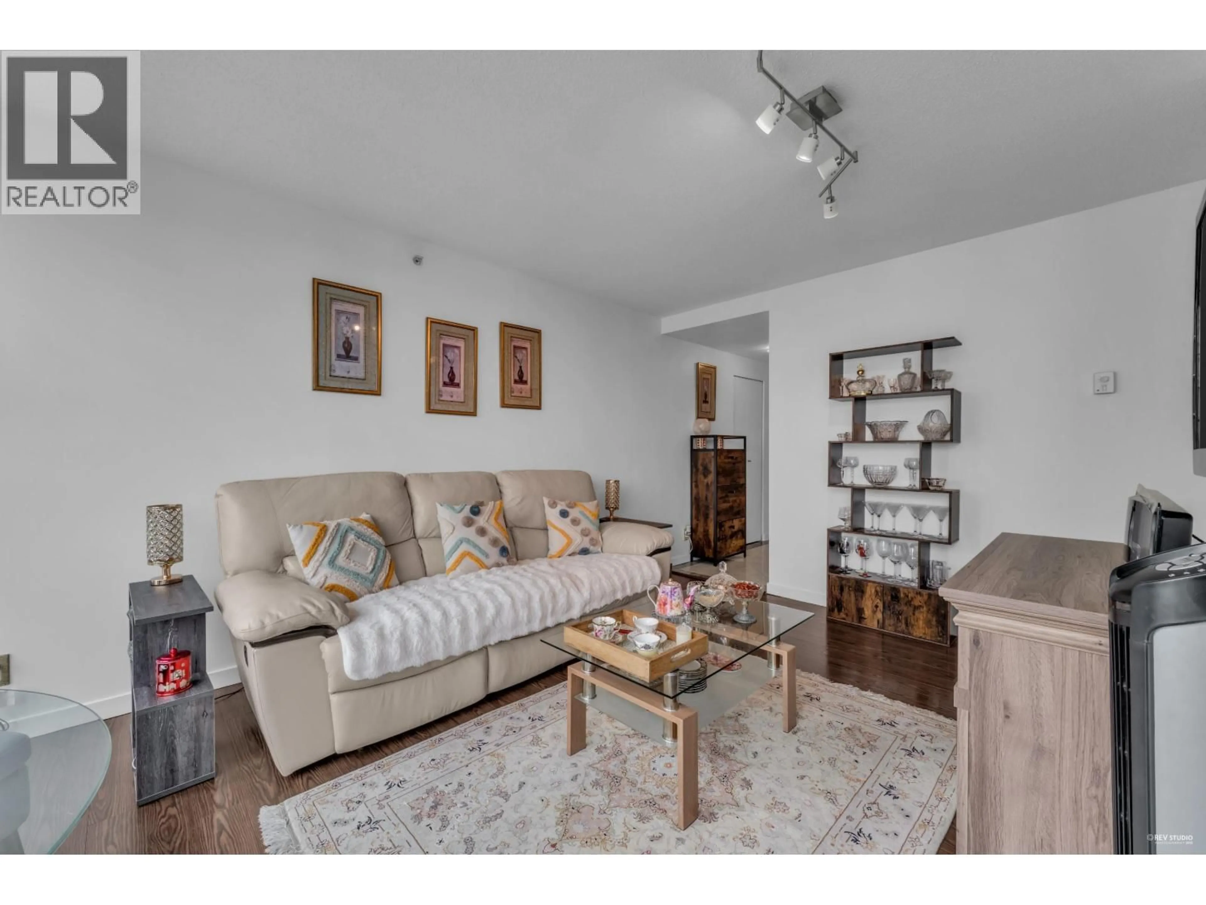 Living room with furniture, wood/laminate floor for 1905 - 1331 ALBERNI STREET, Vancouver British Columbia V6E4S1