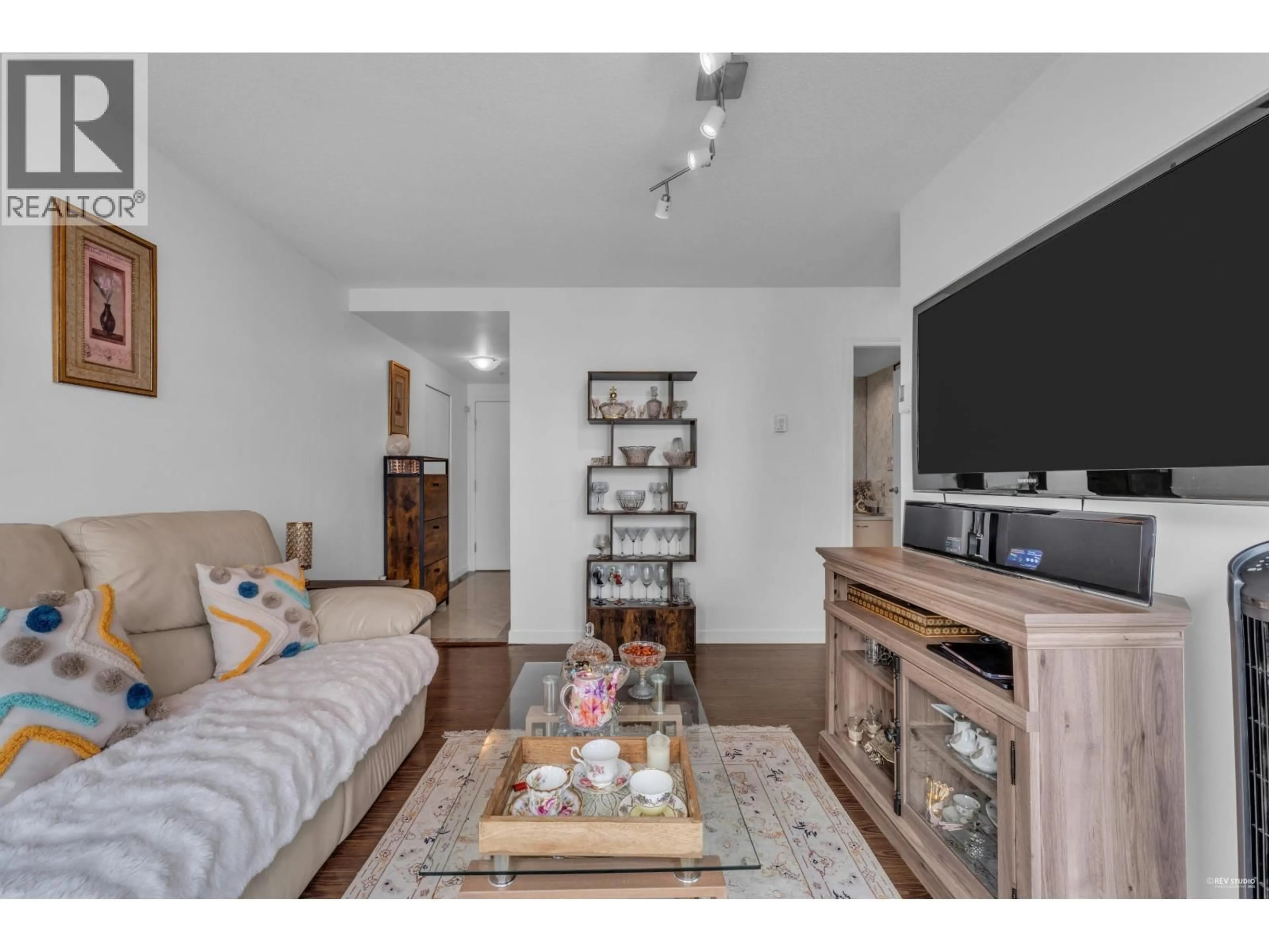 Living room with furniture, wood/laminate floor for 1905 - 1331 ALBERNI STREET, Vancouver British Columbia V6E4S1