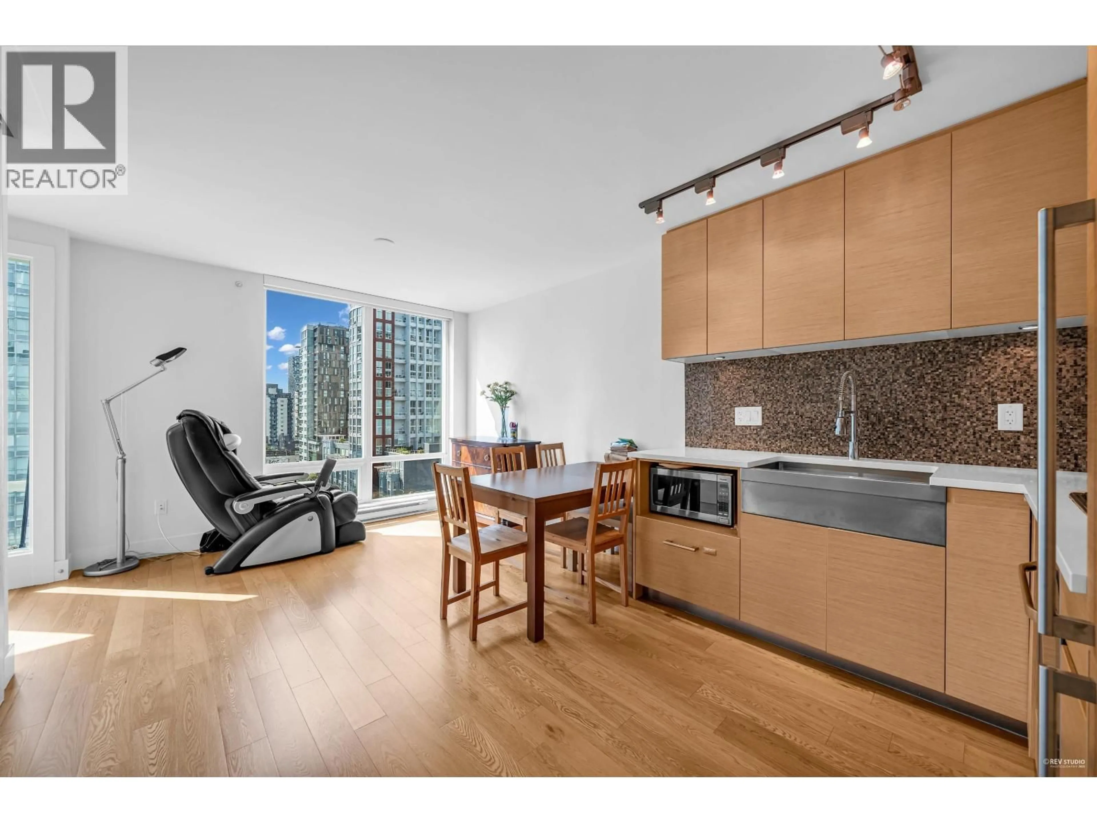 Standard kitchen, wood/laminate floor for 1002 - 565 SMITHE STREET, Vancouver British Columbia V6B0E4