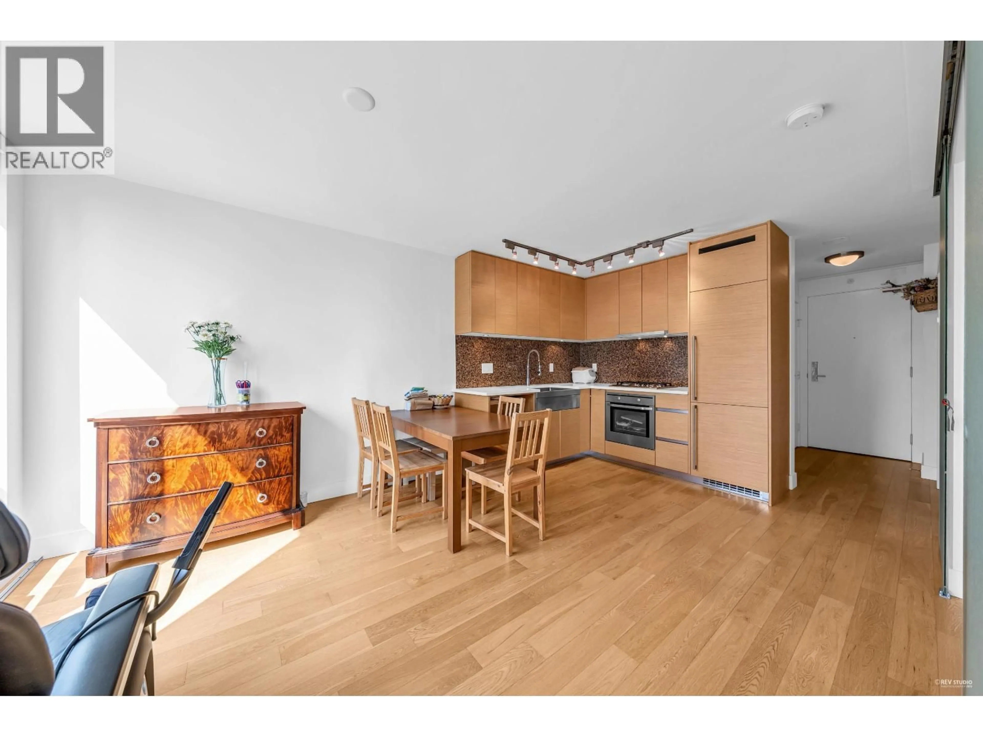 Standard kitchen, wood/laminate floor for 1002 - 565 SMITHE STREET, Vancouver British Columbia V6B0E4