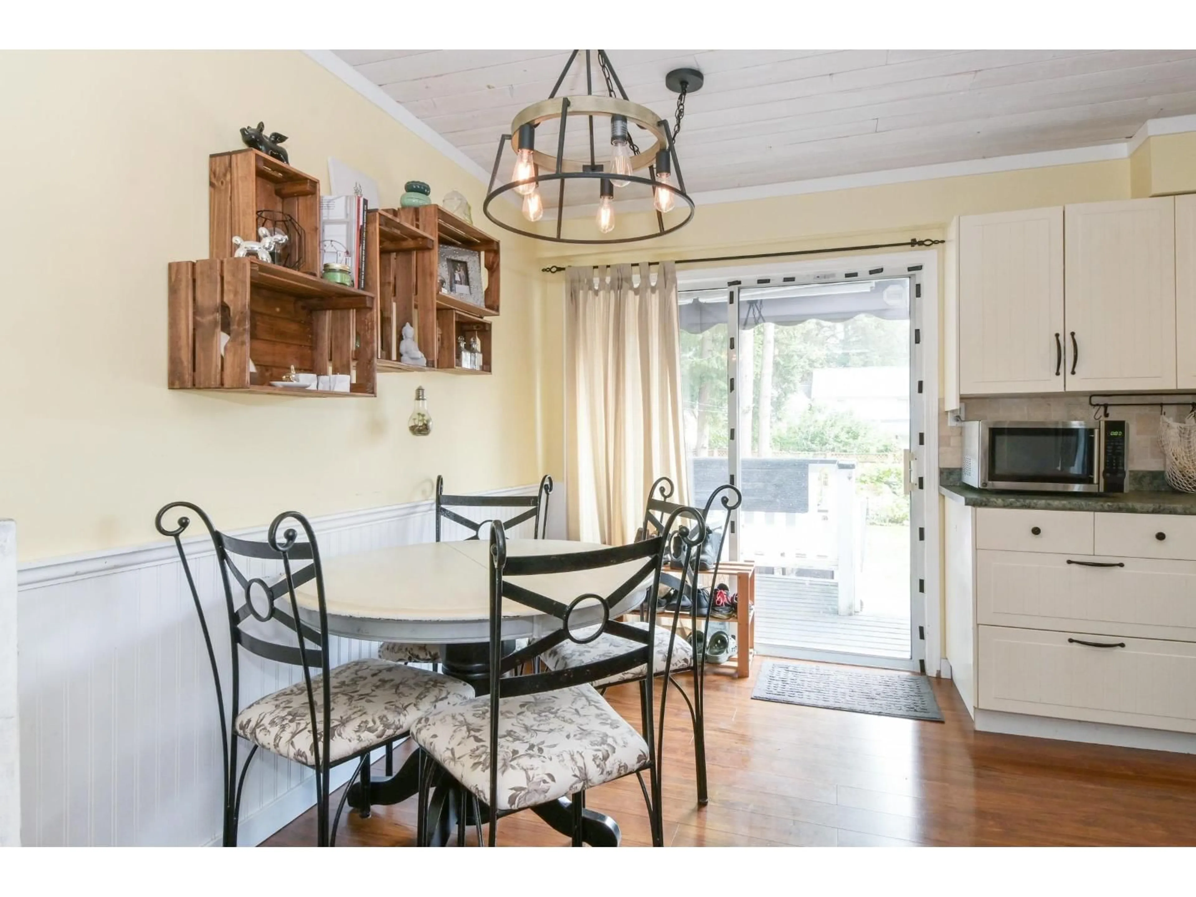 Dining room, wood/laminate floor for 3628 203A, Langley British Columbia V3A1W5