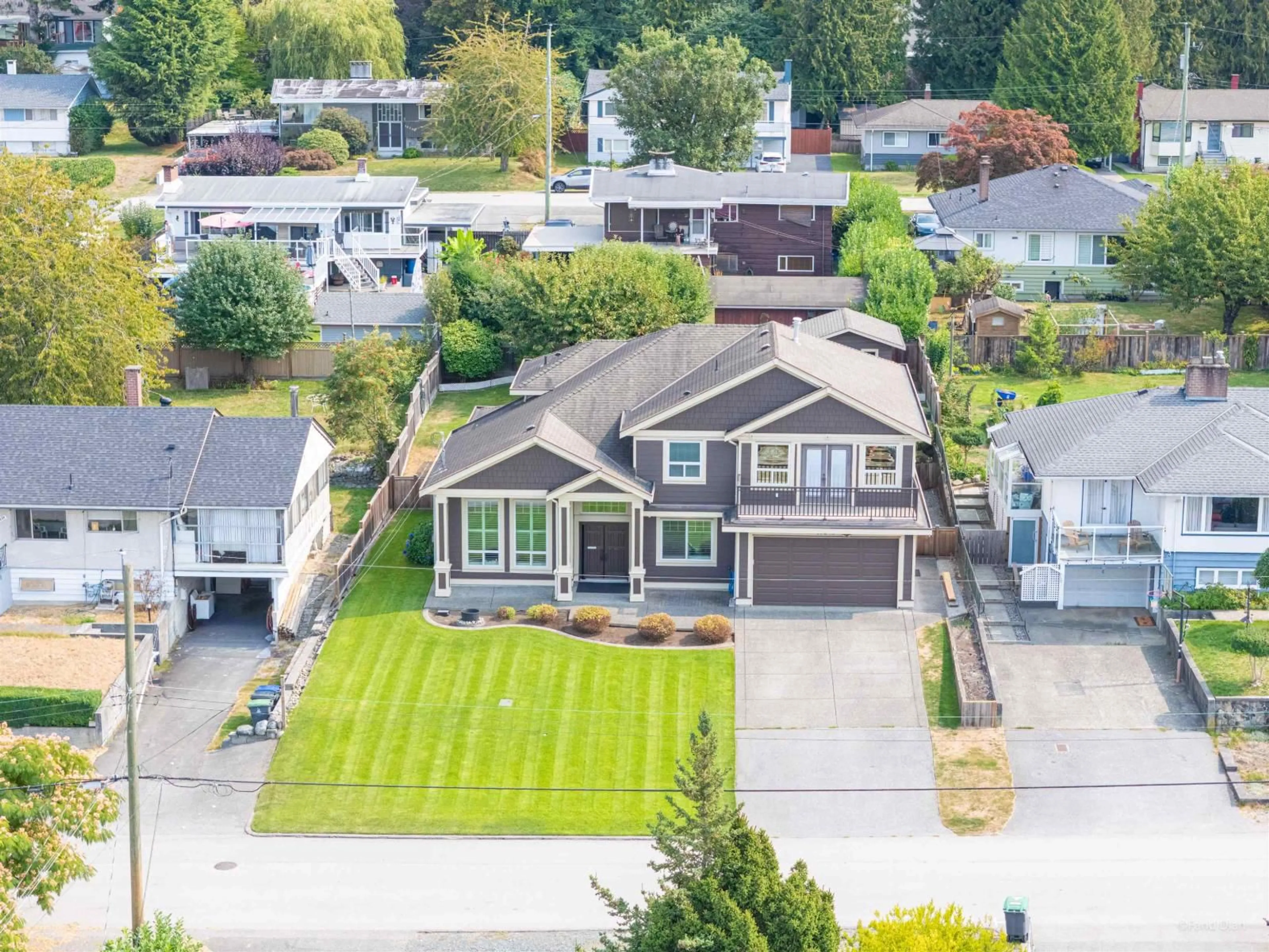 A pic from outside/outdoor area/front of a property/back of a property/a pic from drone, street for 10248 124A, Surrey British Columbia V3V4W6
