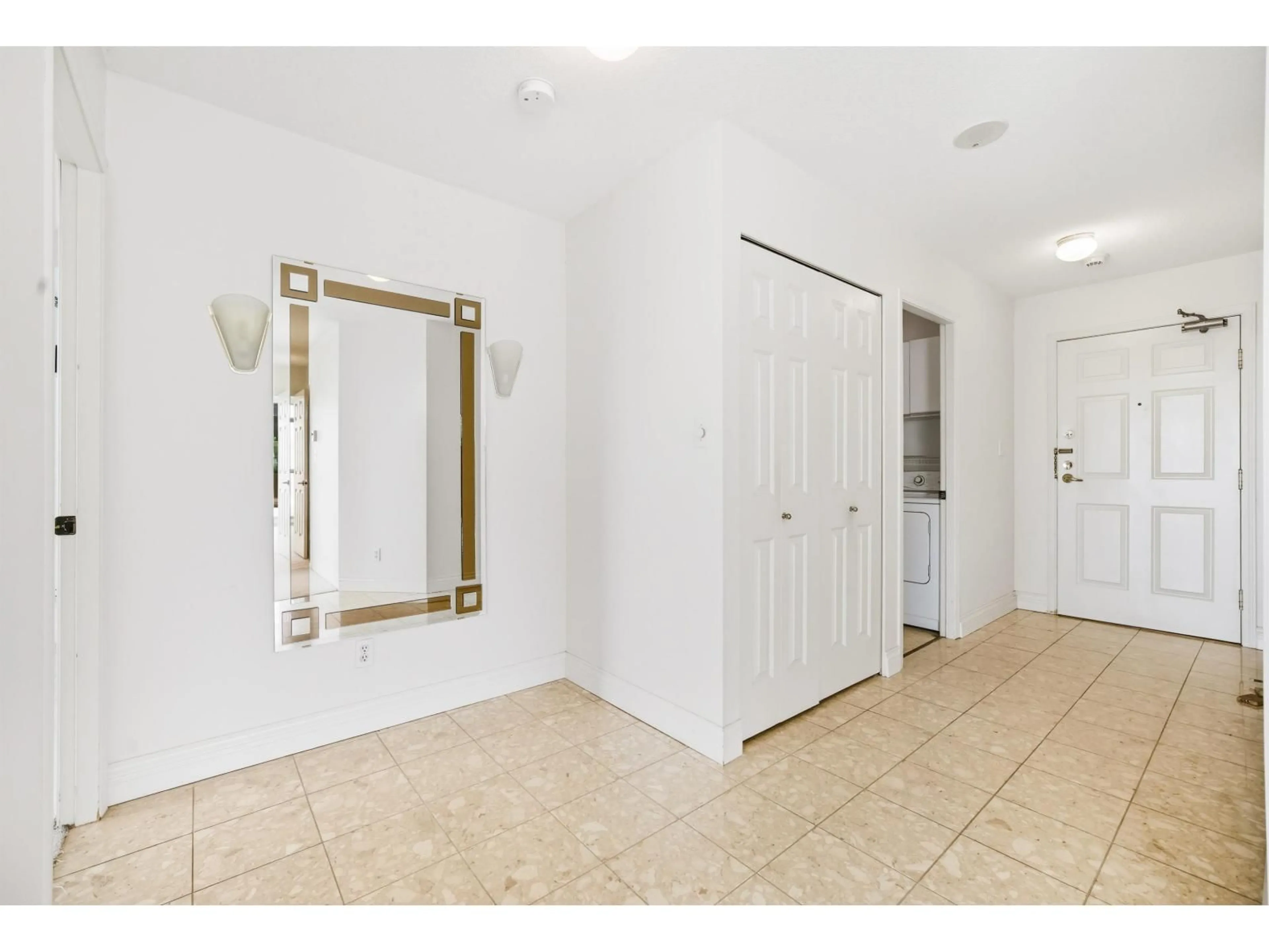 Indoor entryway for 1004 - 15038 101, Surrey British Columbia V3R0N2
