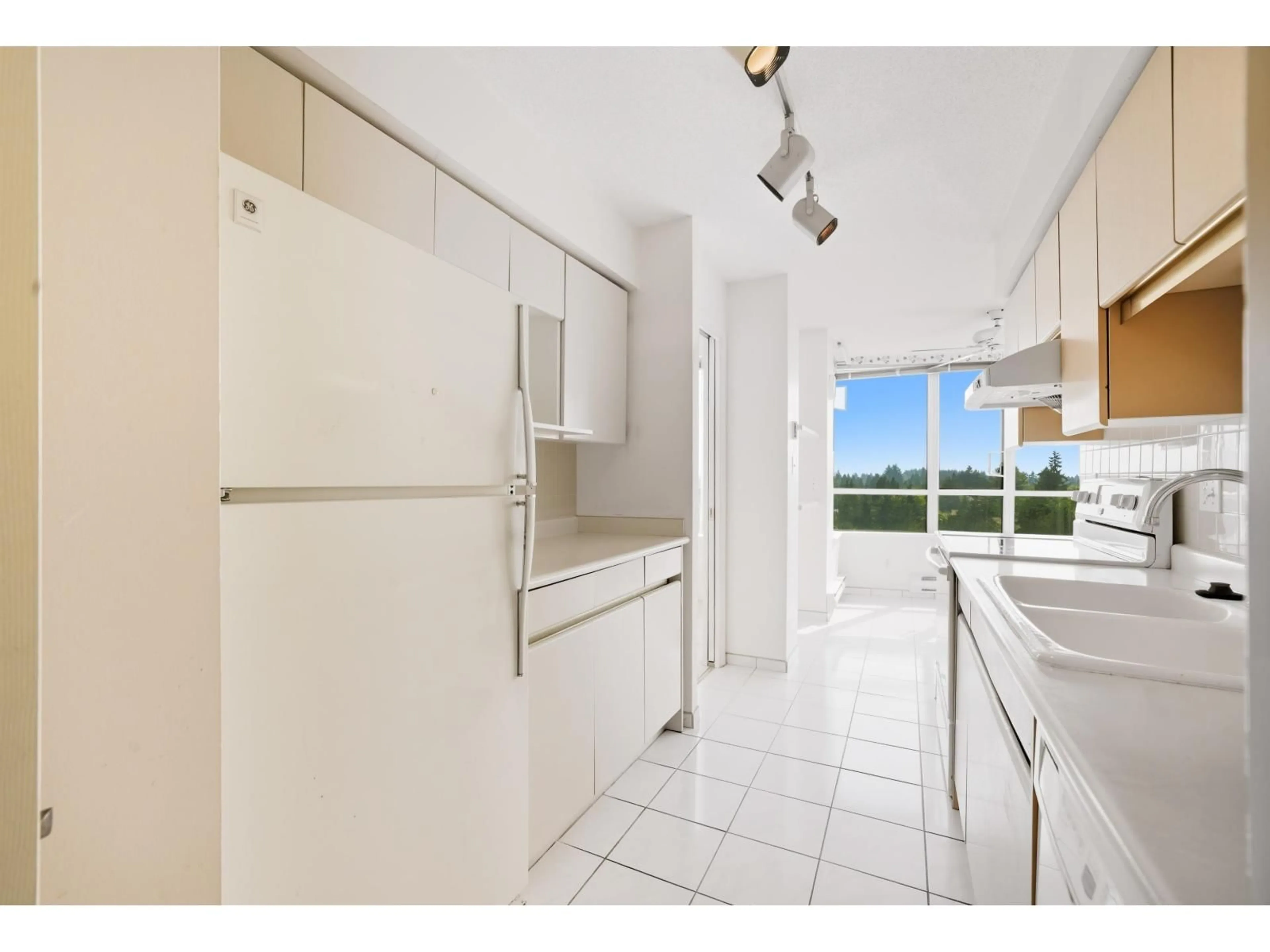 Standard kitchen, ceramic/tile floor for 1004 - 15038 101, Surrey British Columbia V3R0N2