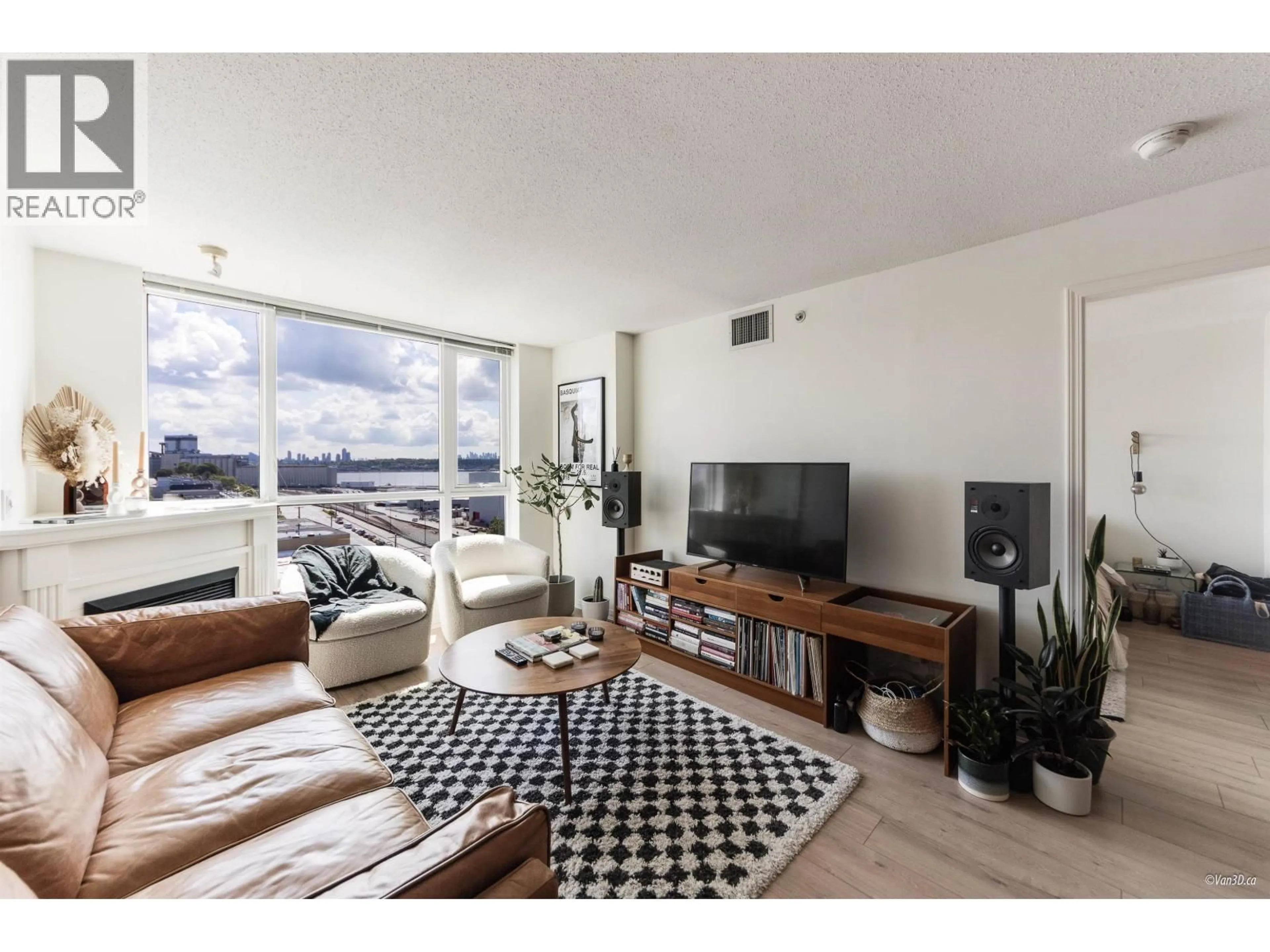 Living room with furniture, unknown for 1002 - 188 E ESPLANADE, North Vancouver British Columbia V7L4Y1